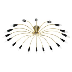 Bellissima lampada da soffitto Sputnik a 18 bracci in ottone della modernità di metà secolo Ø 113 cm