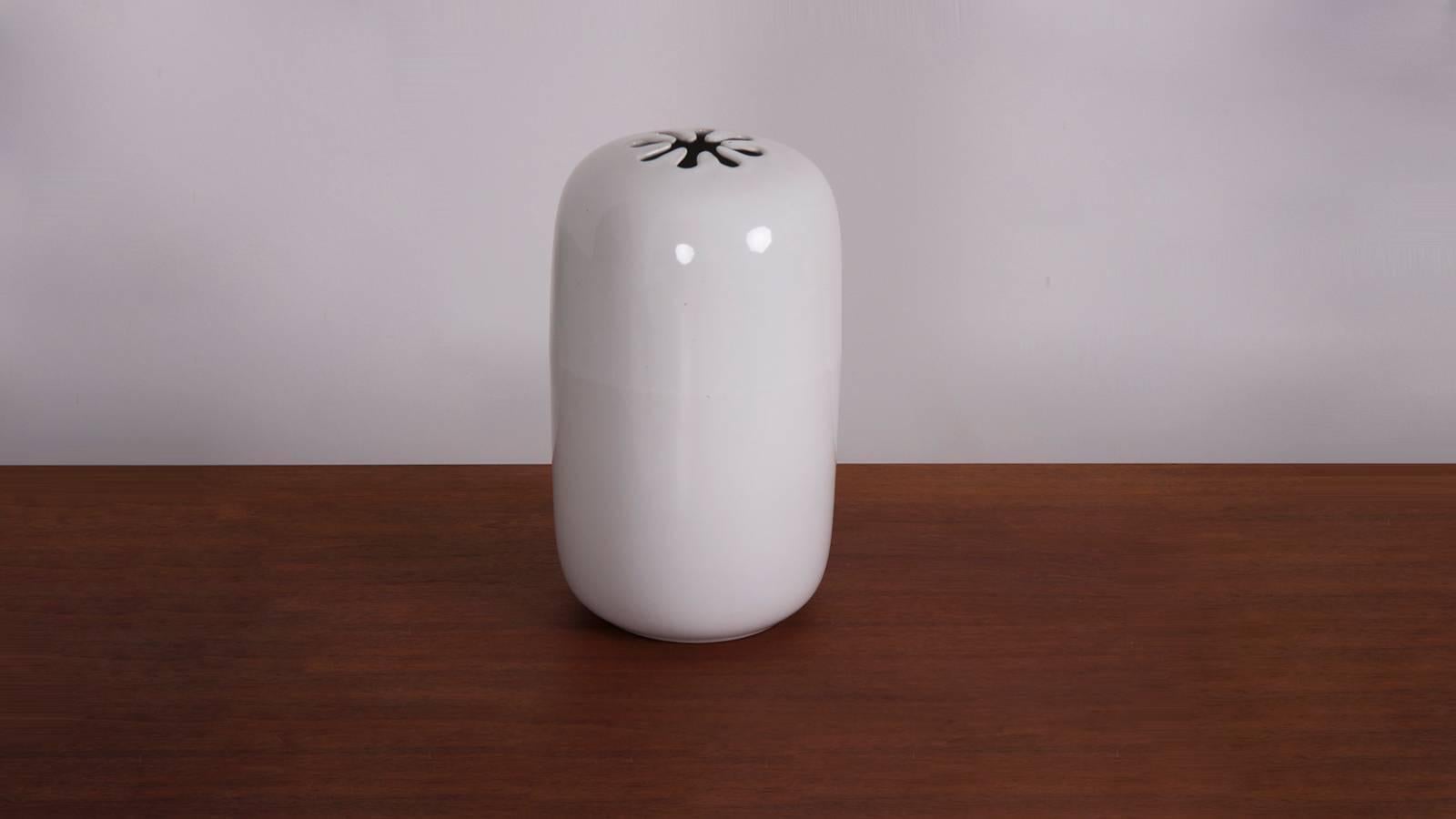 Vase Mint David Gil en blanc fabriqué par Bennington Pottery, USA.



