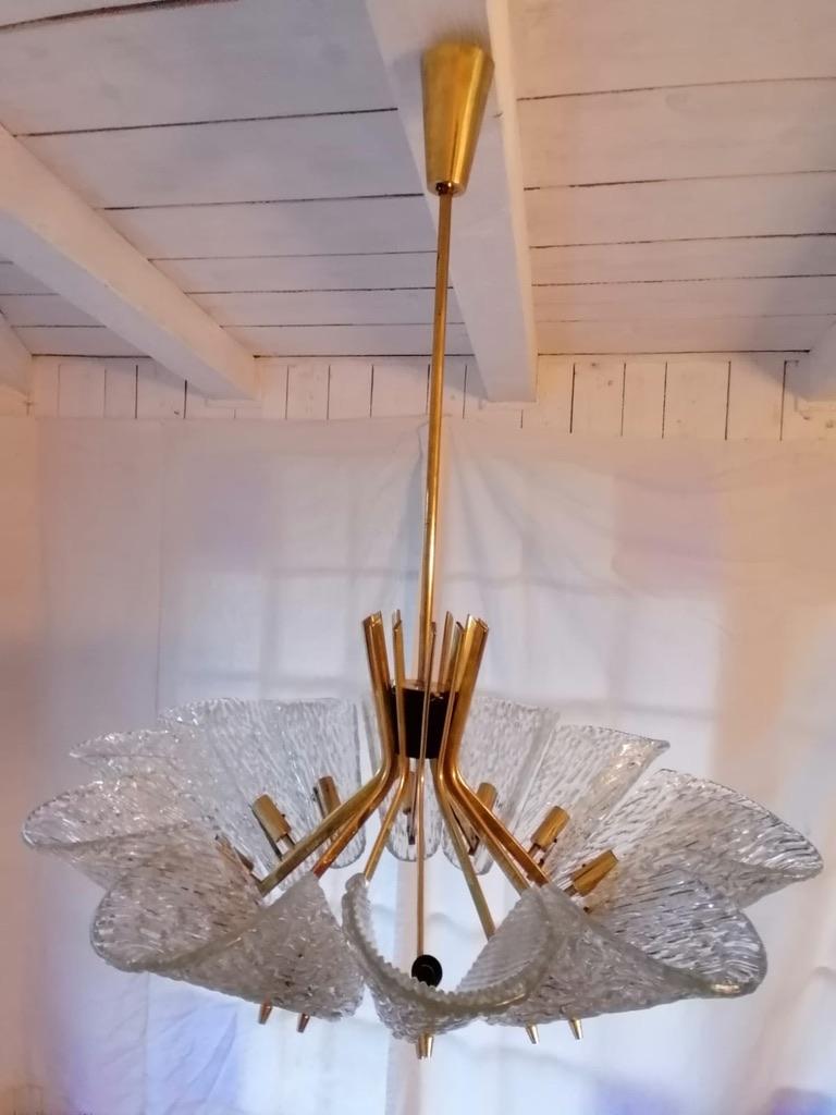 Preciosa araña enorme con cristal texturado de J.T. Kalmar Moderno de mediados de siglo en venta