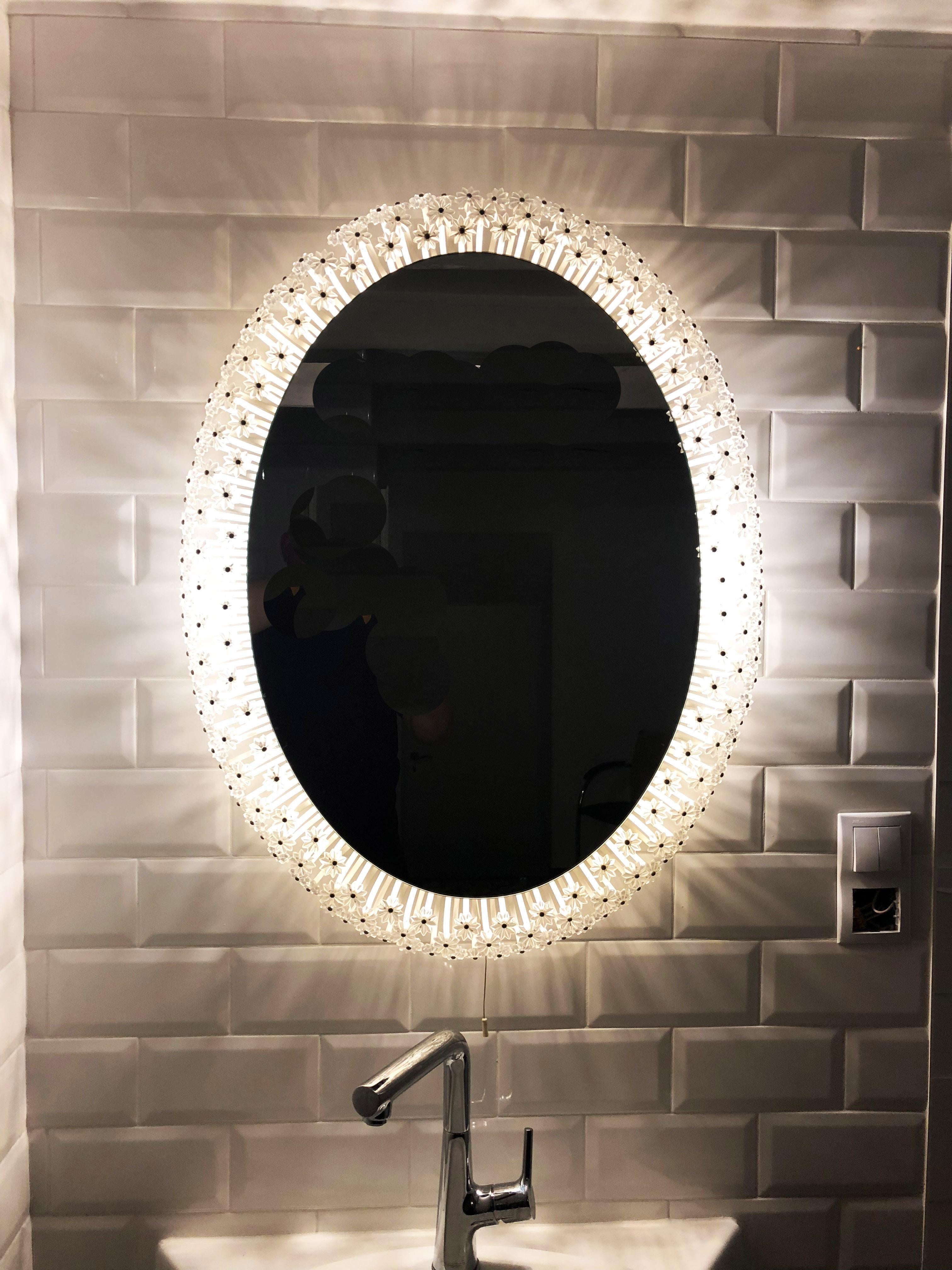 Precioso Espejo Ovalado Iluminado Diseñado por Emil Stejnar en Excelente estado para la venta en Vienna, AT
