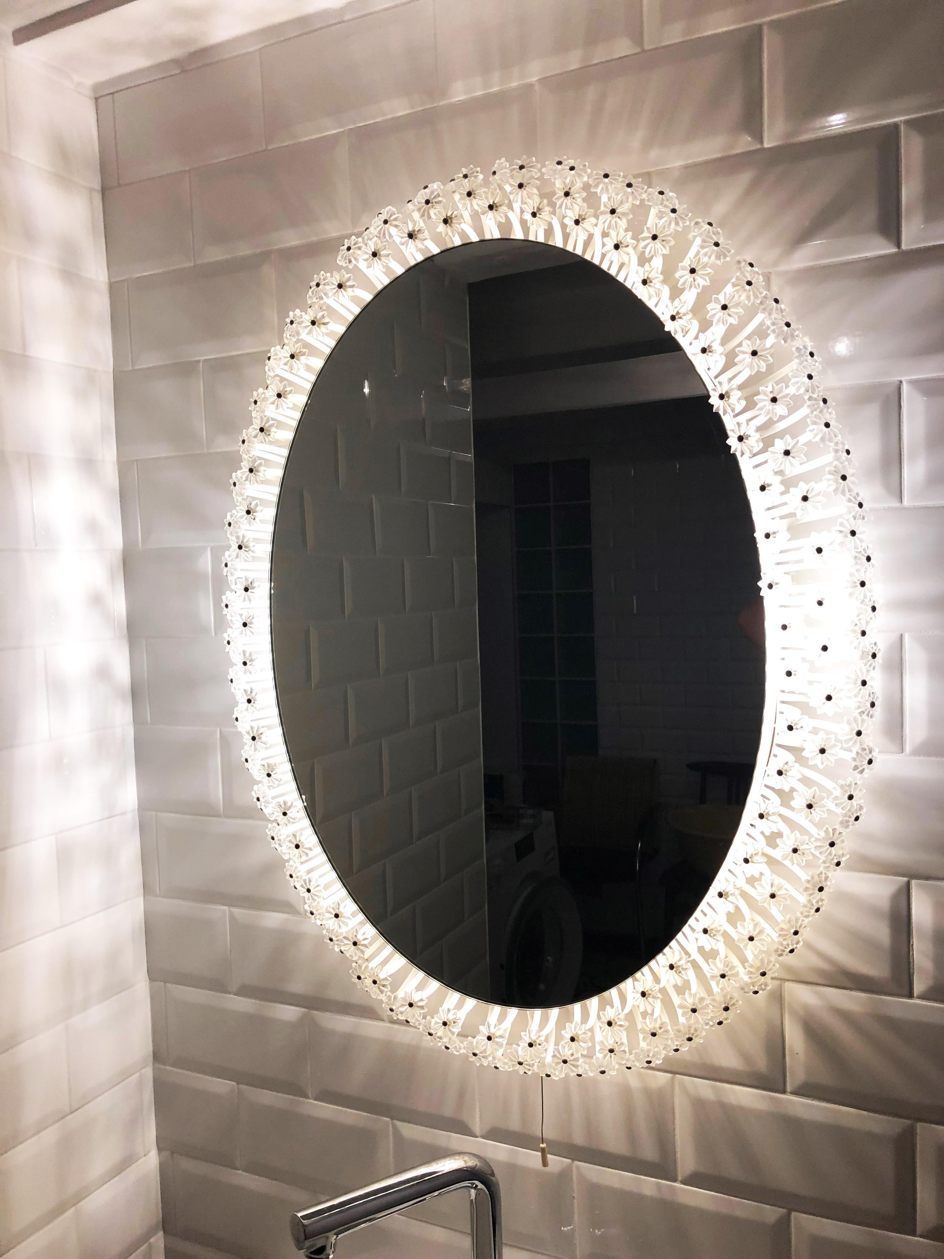 Schöner riesiger ovaler beleuchteter Spiegel, entworfen von Emil Stejnar (Stahl) im Angebot