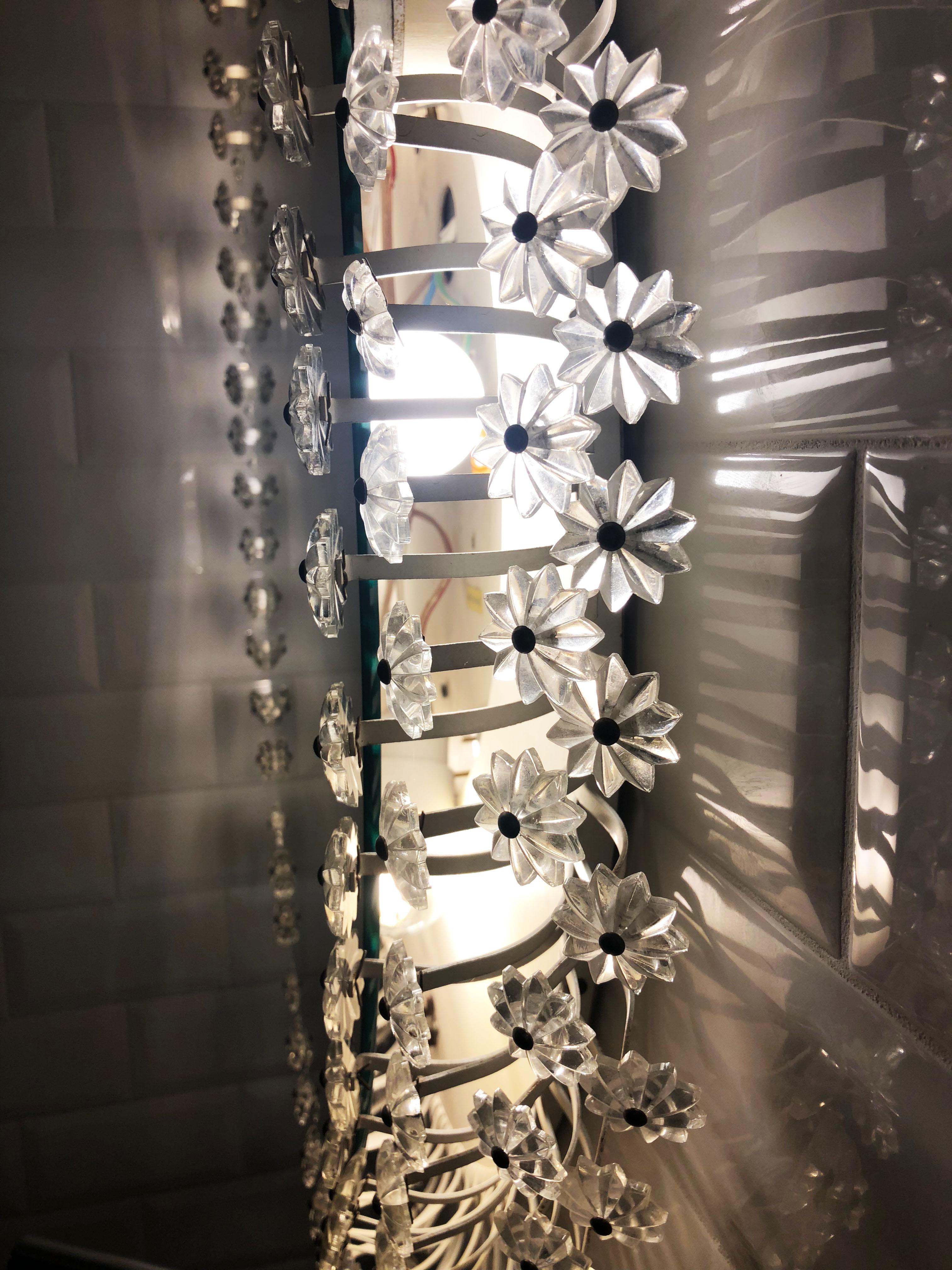 Precioso Espejo Ovalado Iluminado Diseñado por Emil Stejnar en venta 1