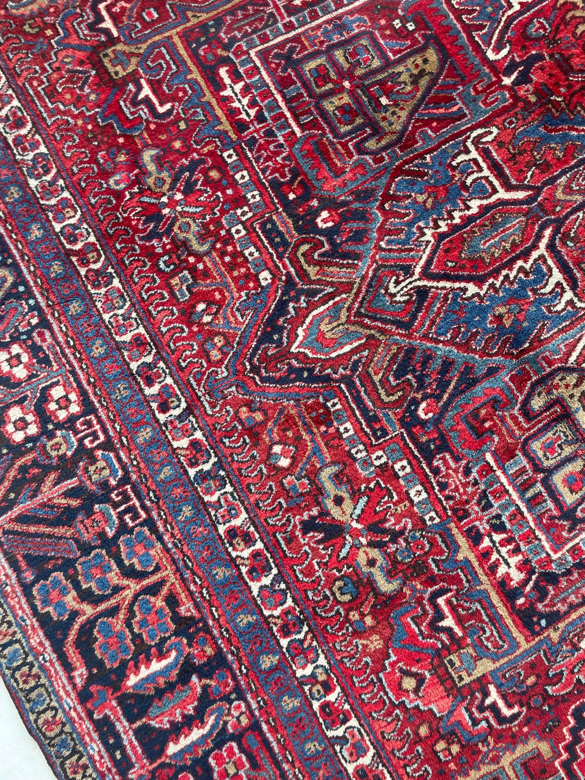 Preciosa e icónica alfombra Heriz de pelo afelpado y ricos colores, c. 1950 en Bueno estado para la venta en Milwaukee, WI