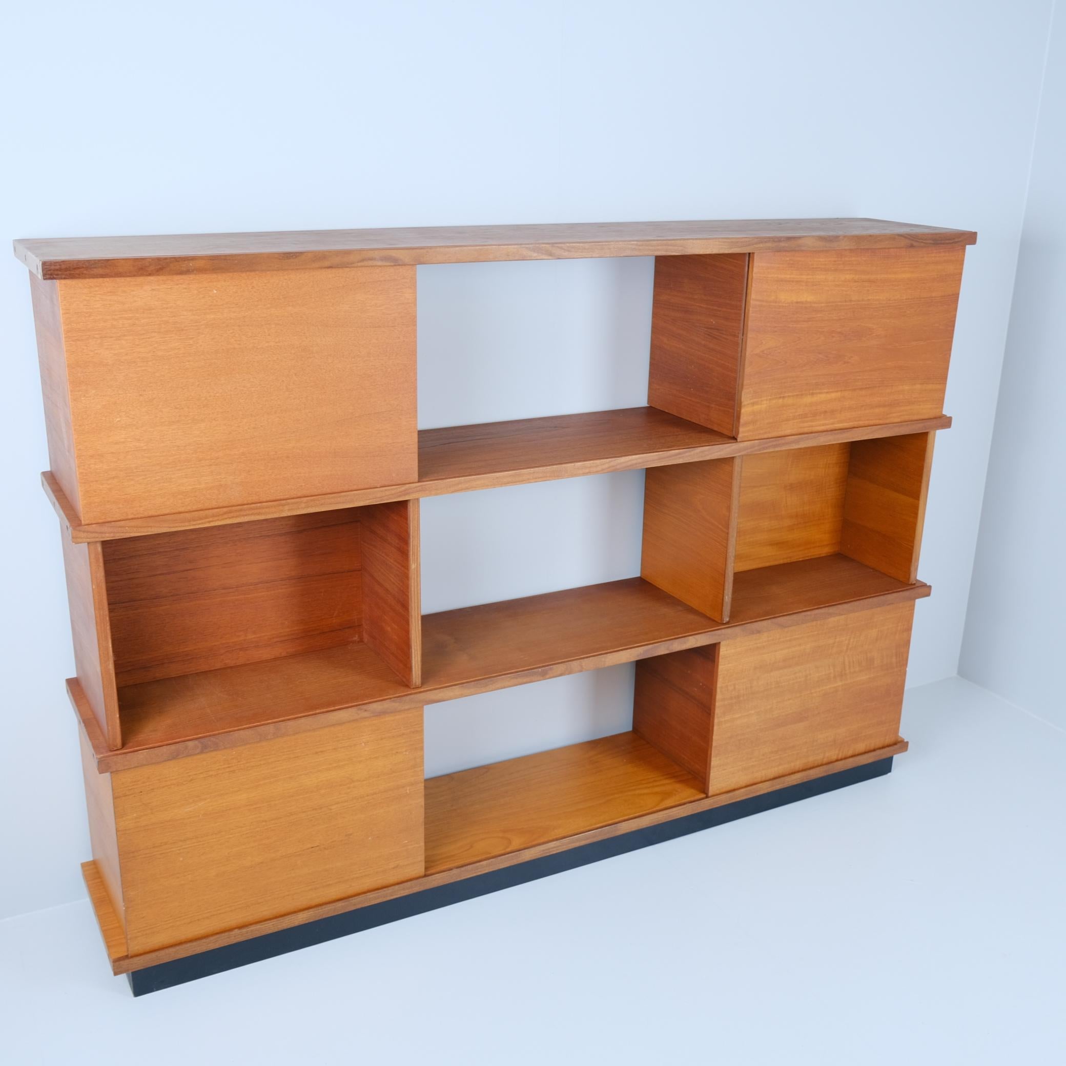 Scandinave moderne Magnifique Ilmari Tapiovaara, bibliothèque modulaire en teck 