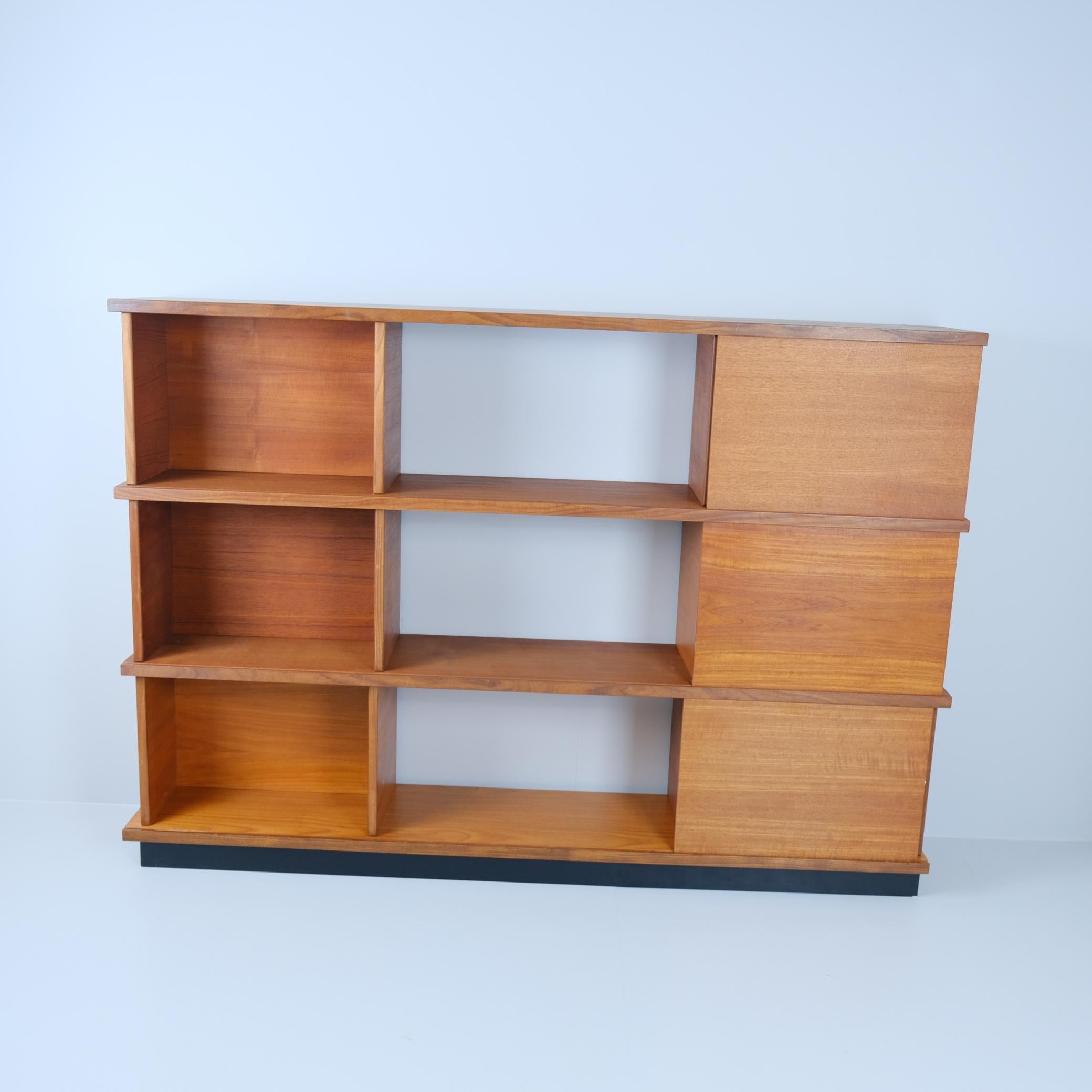 Magnifique Ilmari Tapiovaara, bibliothèque modulaire en teck 