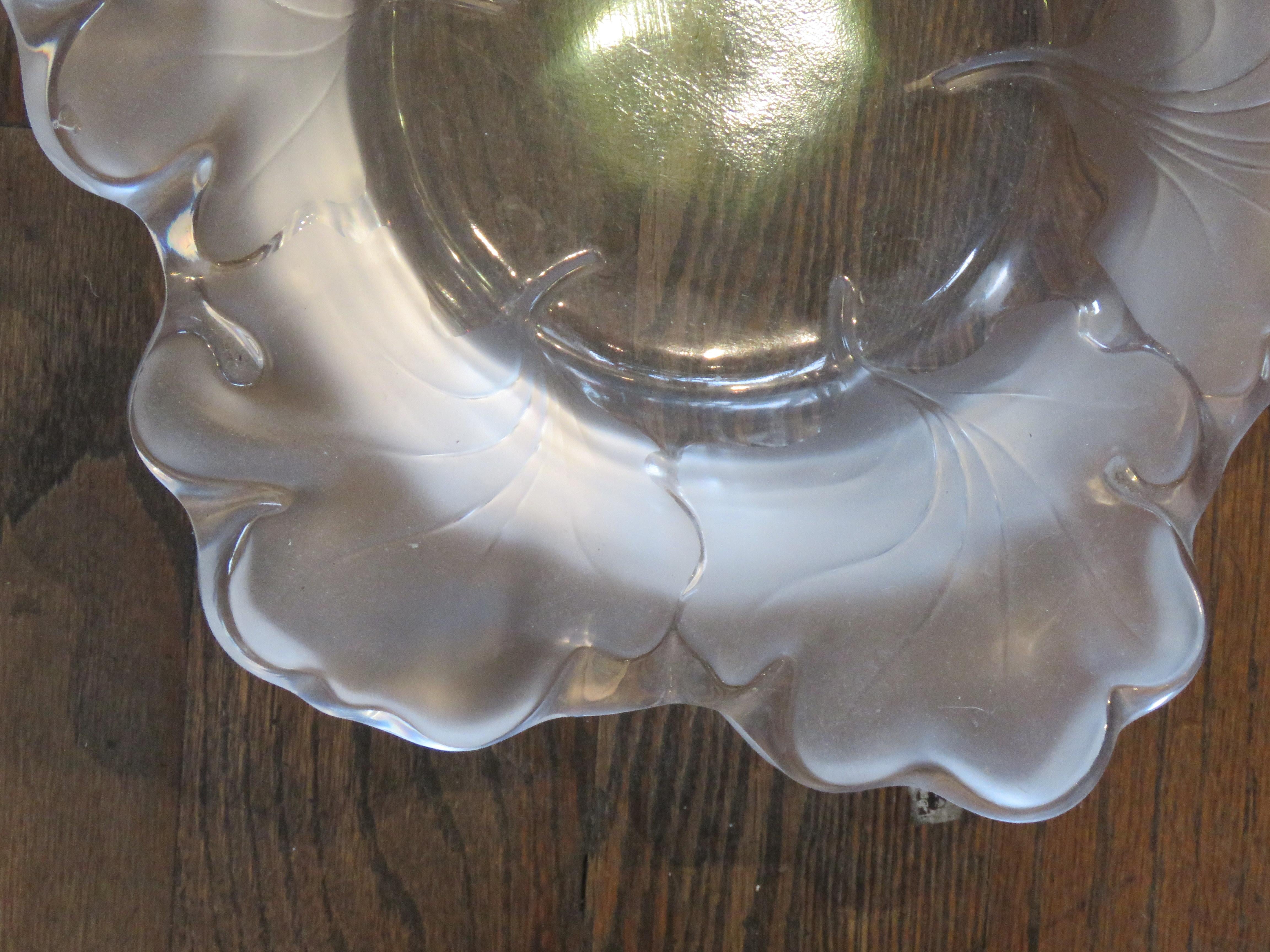 Beautiful Important Estate Large Lalique France Leaf Etched Centerpiece Bowl In Good Condition For Sale In New York, NY