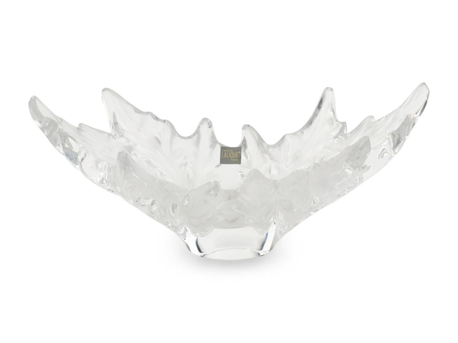 Die folgenden Artikel bieten wir ist ein Estate Lalique Large Centerpiece Champs Elysees Leaf Bowl verbunden um. Signiert mit geätzter Lalique France Signatur am Sockel. Entnommen aus einer mehrere Millionen Dollar teuren Chicago, IL Estate