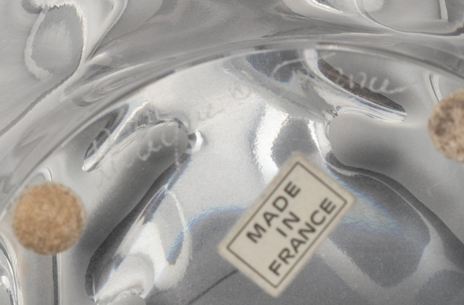 Schöne, bedeutende, große, blattgeätzte, große Schale aus Lalique, Frankreich, Champs Elysees, Champs (20. Jahrhundert) im Angebot