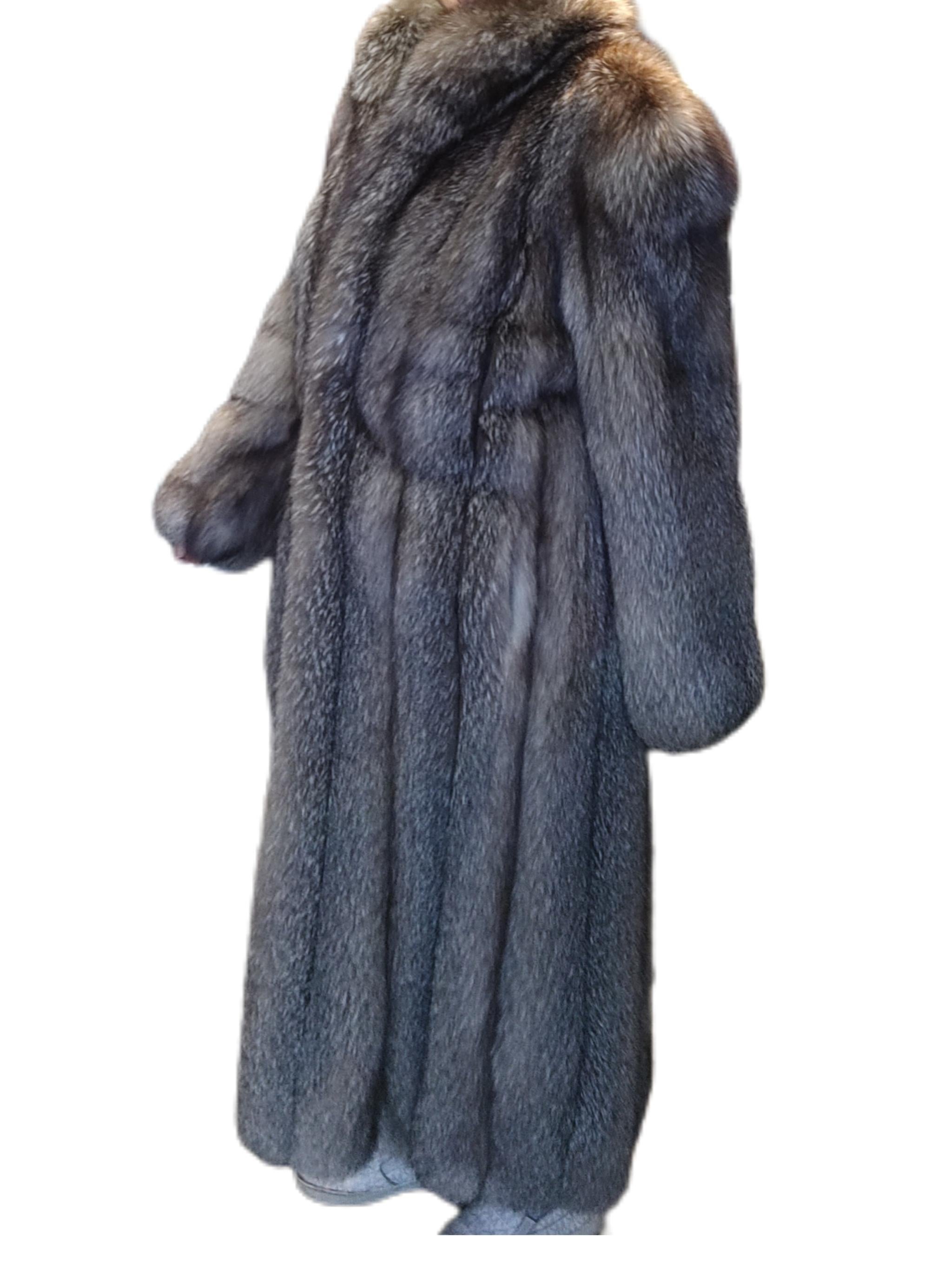 Wunderschöner Indigo Silver Fox Pelzmantel (Größe 8/S) (Schwarz) im Angebot