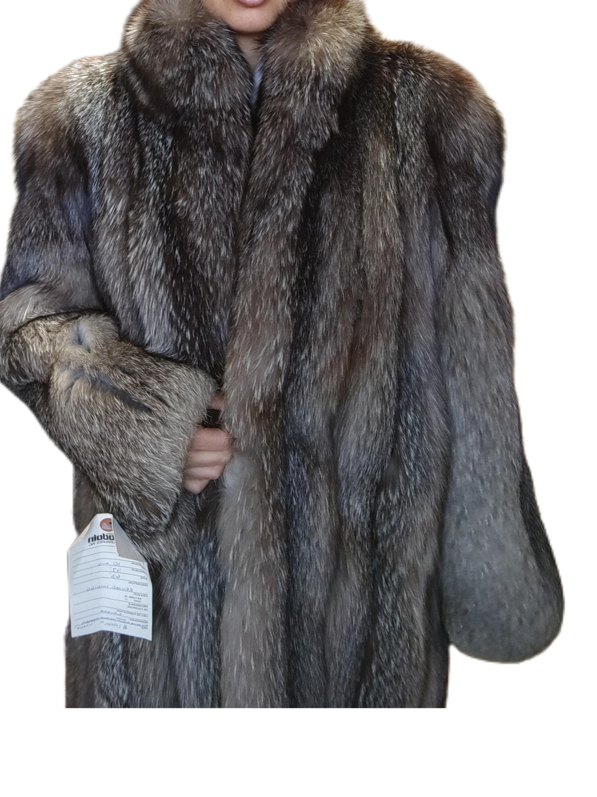 Beautiful Indigo Silver Fox Fur Coat (size 8/S) In New Condition In Montreal, Quebec
