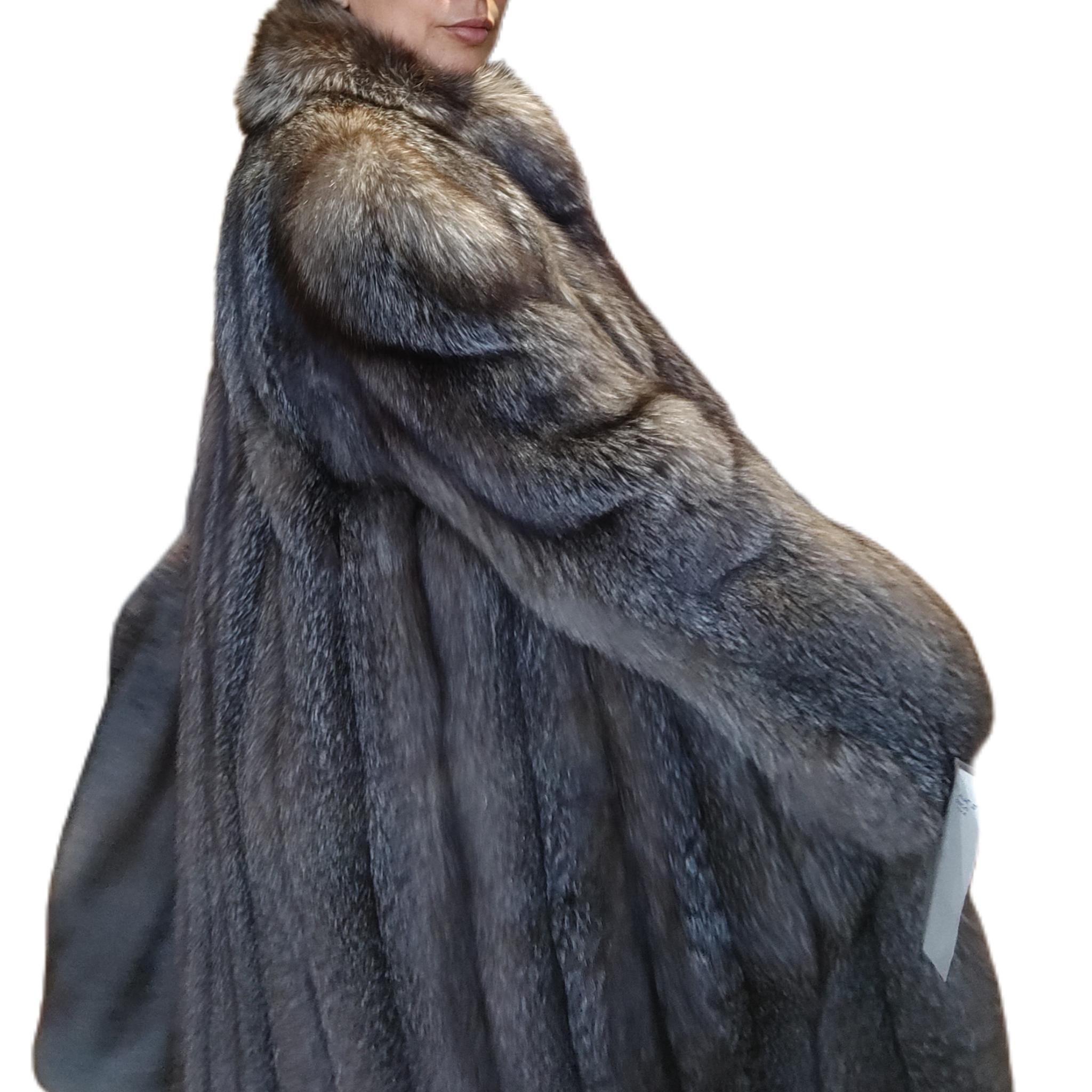 Wunderschöner Indigo Silver Fox Pelzmantel (Größe 8/S) im Angebot 3