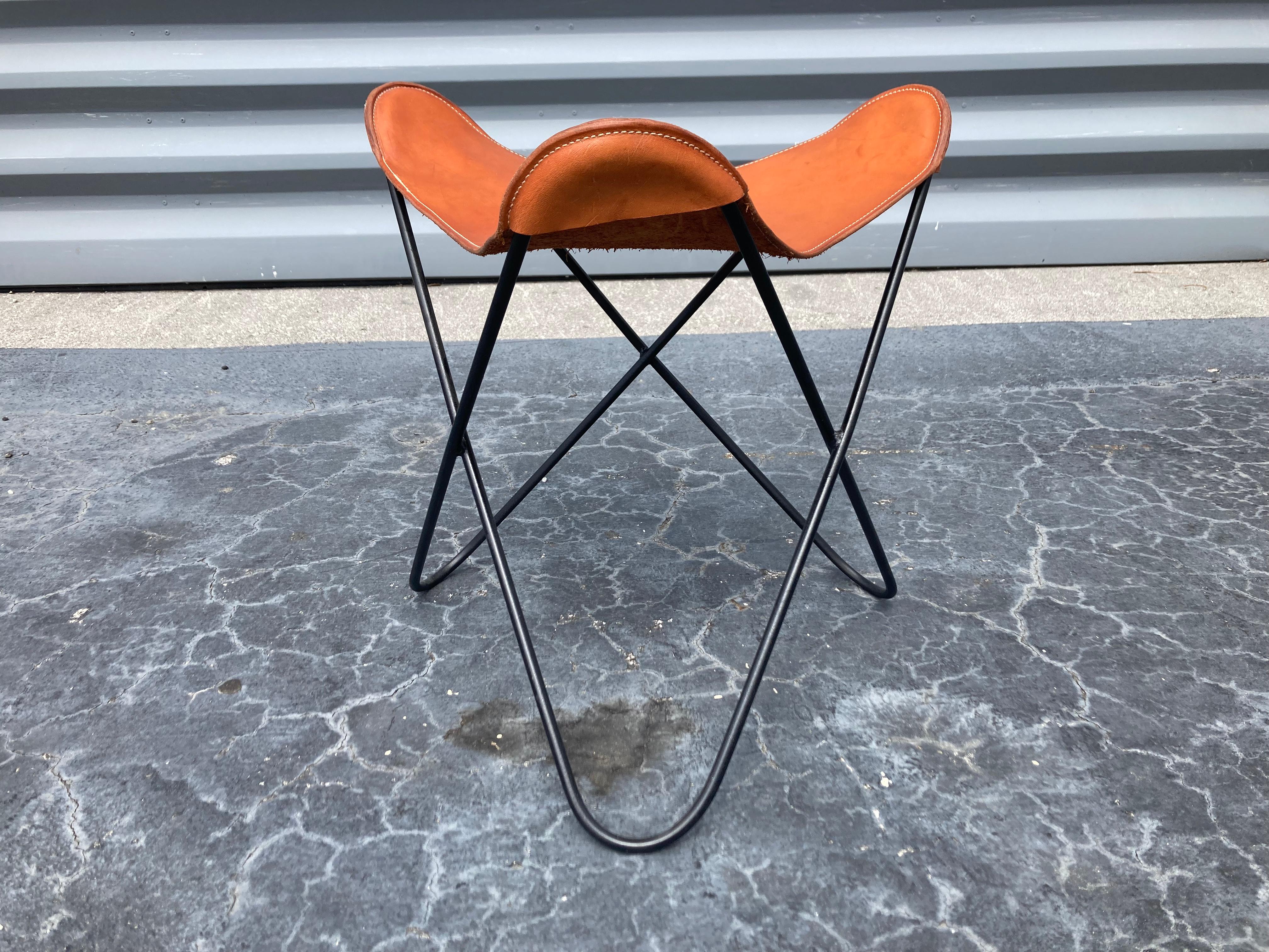 Preciosos taburetes de hierro y piel de silla de montar, cuero negro y coñac en venta 3