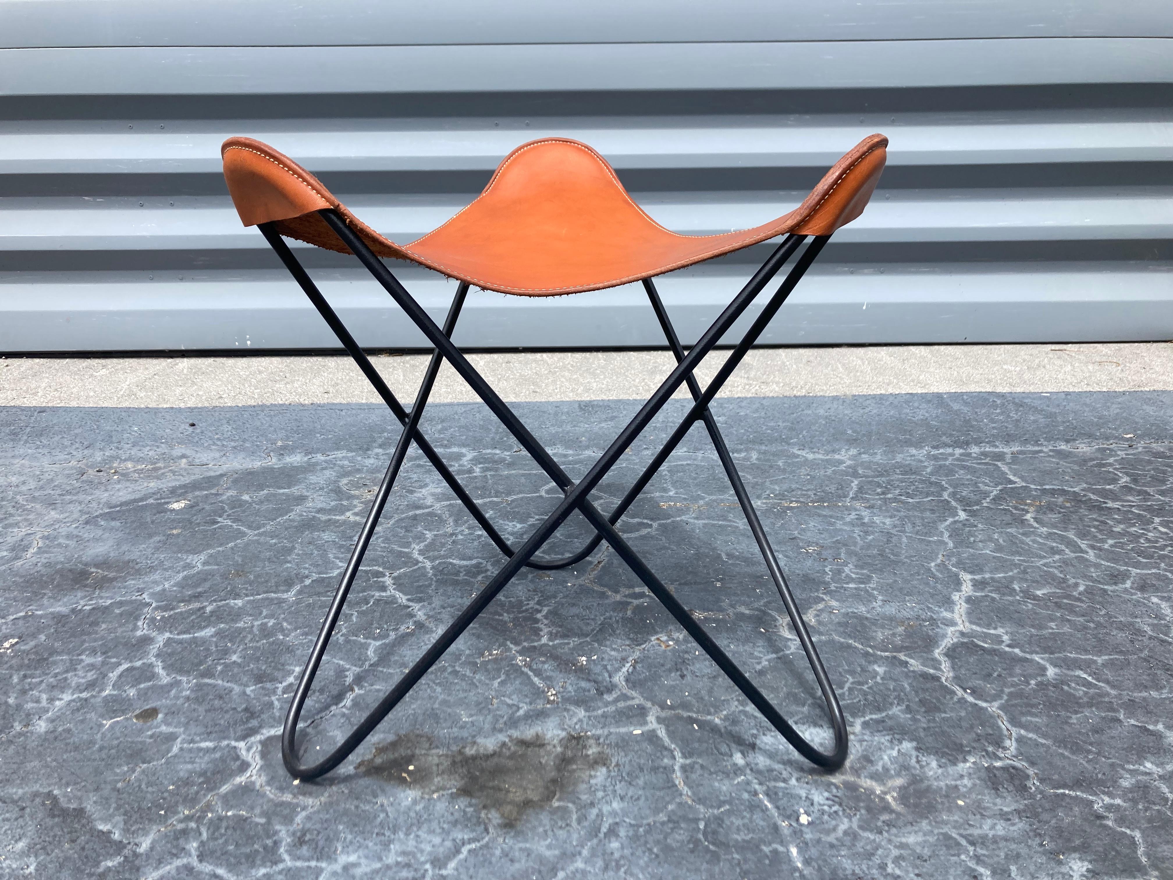 Beautiful stools, black painted iron and saddle leather. Six stools available.