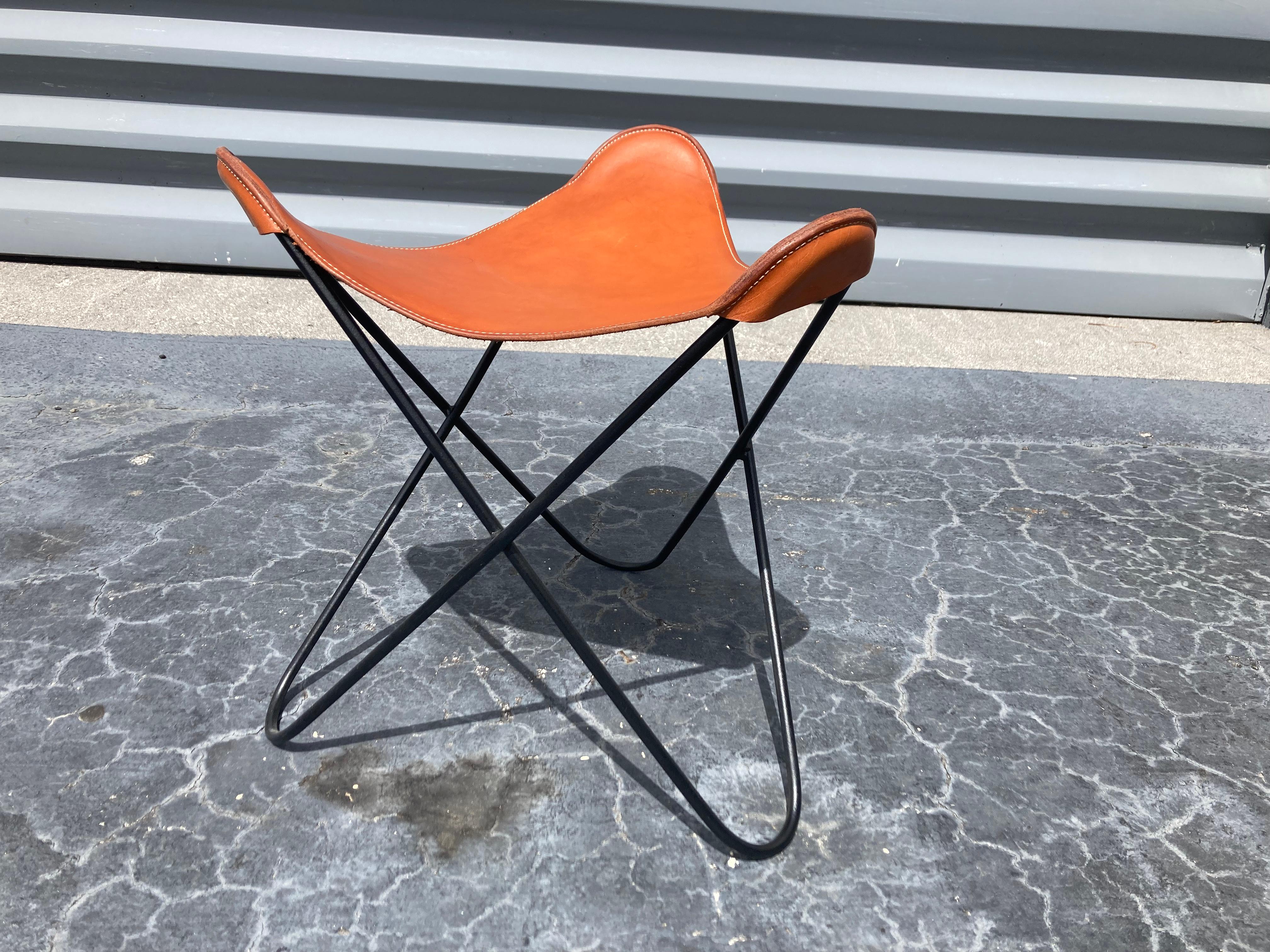 Preciosos taburetes de hierro y piel de silla de montar, cuero negro y coñac en venta 1
