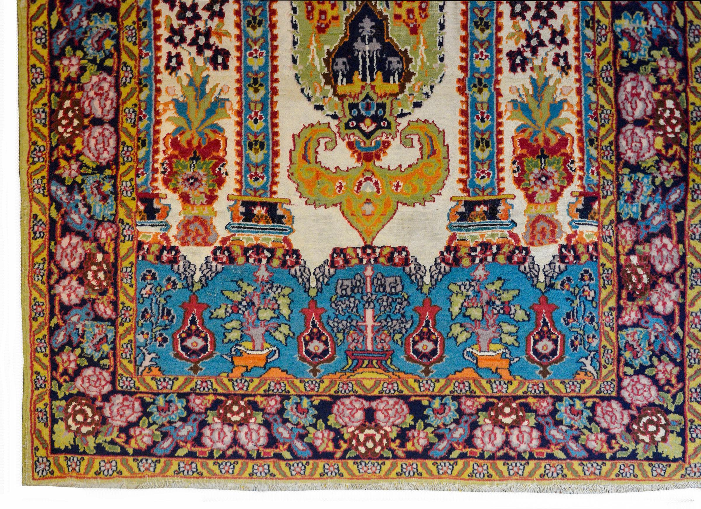 Beautiful Isfahan Prayer Rug In Good Condition For Sale In Chicago, IL