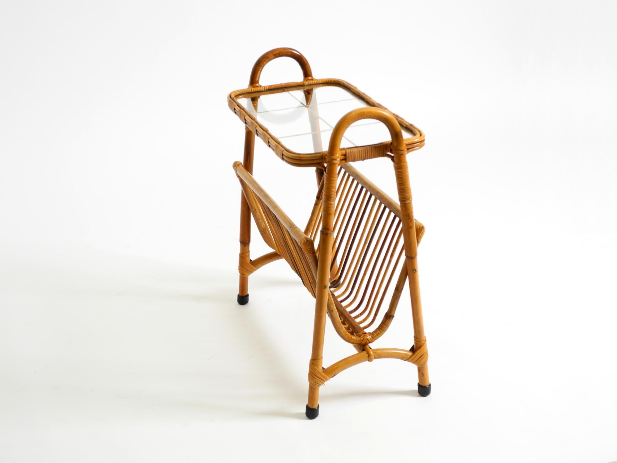 Beautiful Italian 1660s small bamboo side table with glass top and magazine rack in vendita 4
