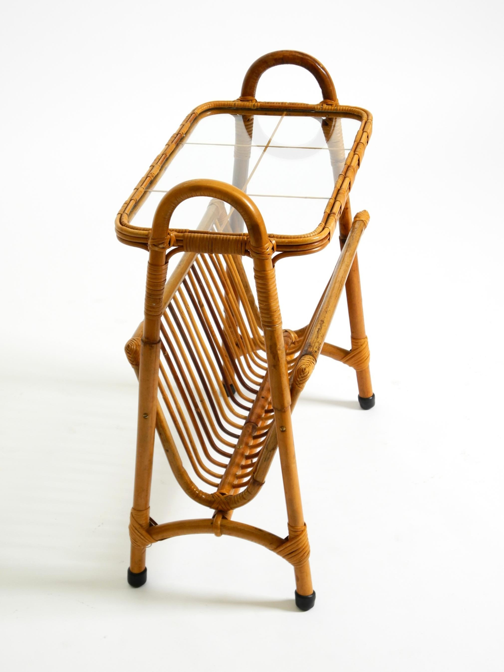 Beautiful Italian 1660s small bamboo side table with glass top and magazine rack in vendita 5