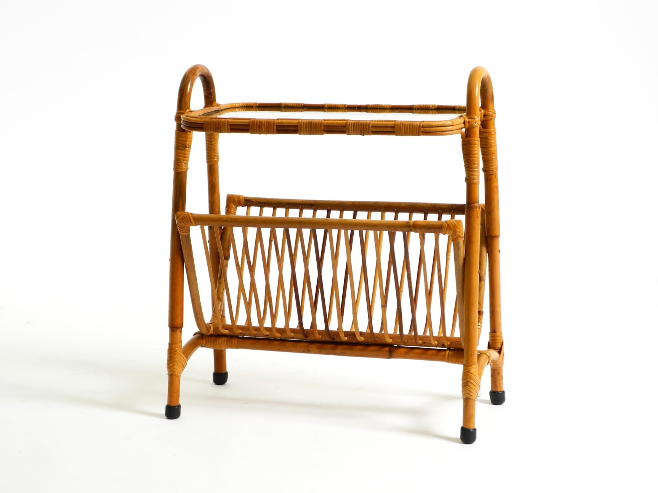Beautiful Italian 1660s small bamboo side table with glass top and magazine rack in vendita 6