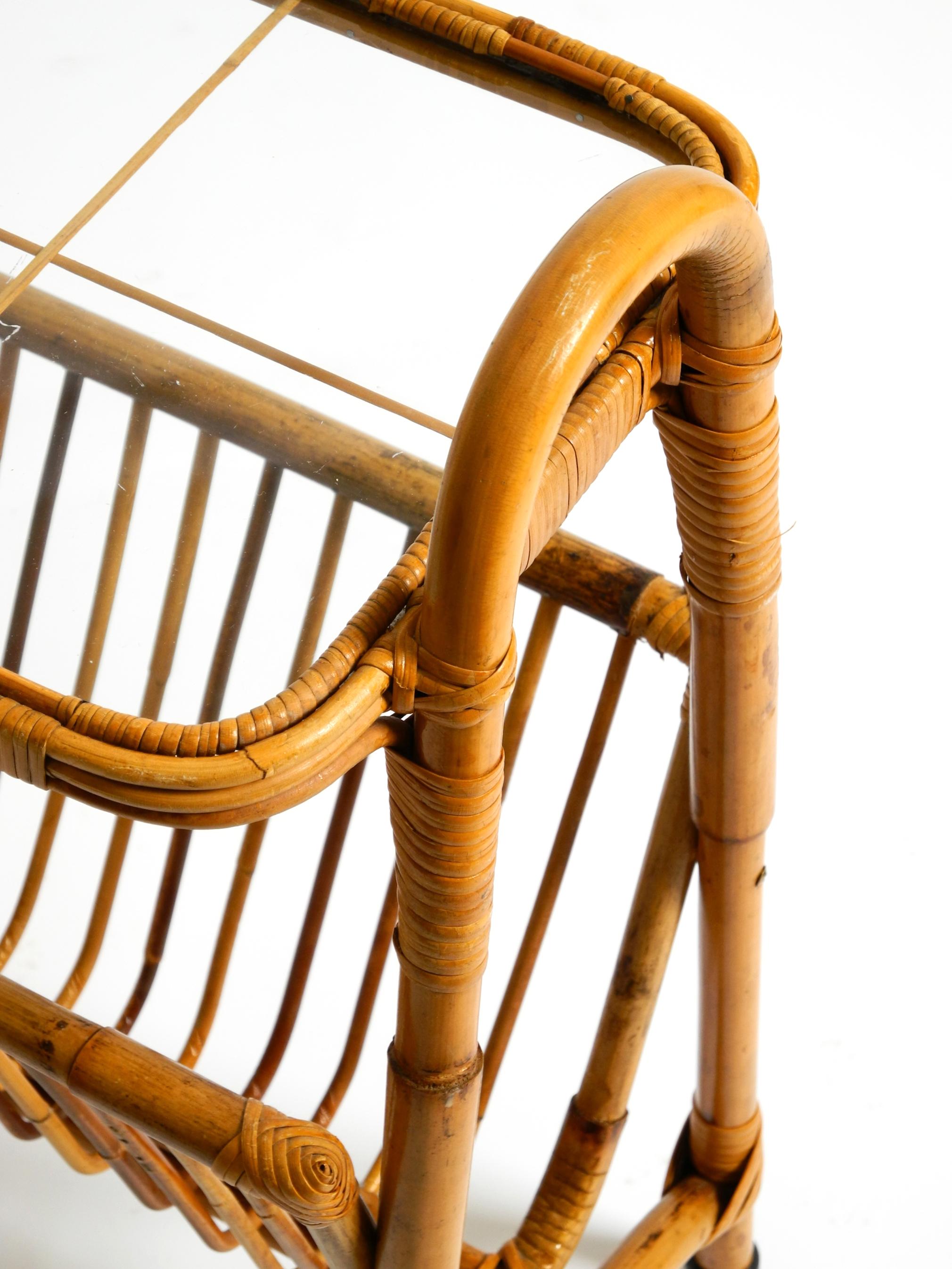 Beautiful Italian 1660s small bamboo side table with glass top and magazine rack in vendita 9