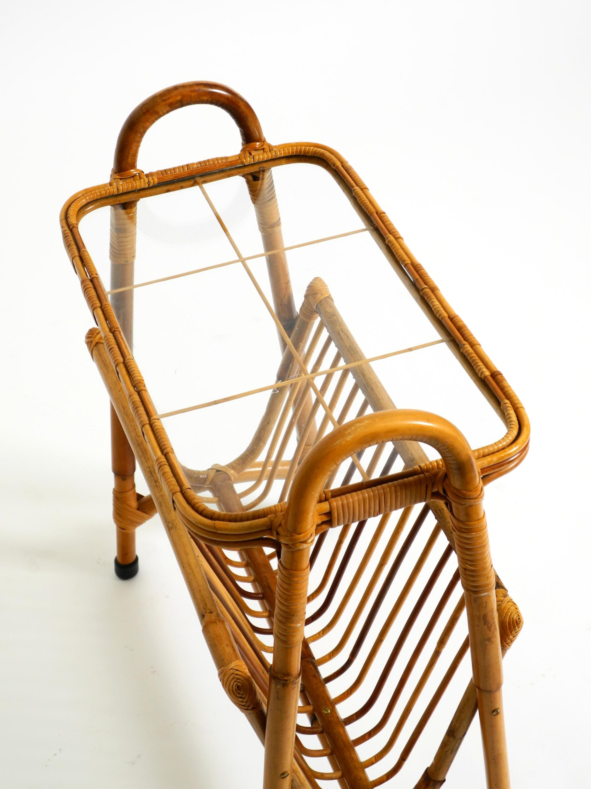Beautiful Italian 1660s small bamboo side table with glass top and magazine rack in vendita 11