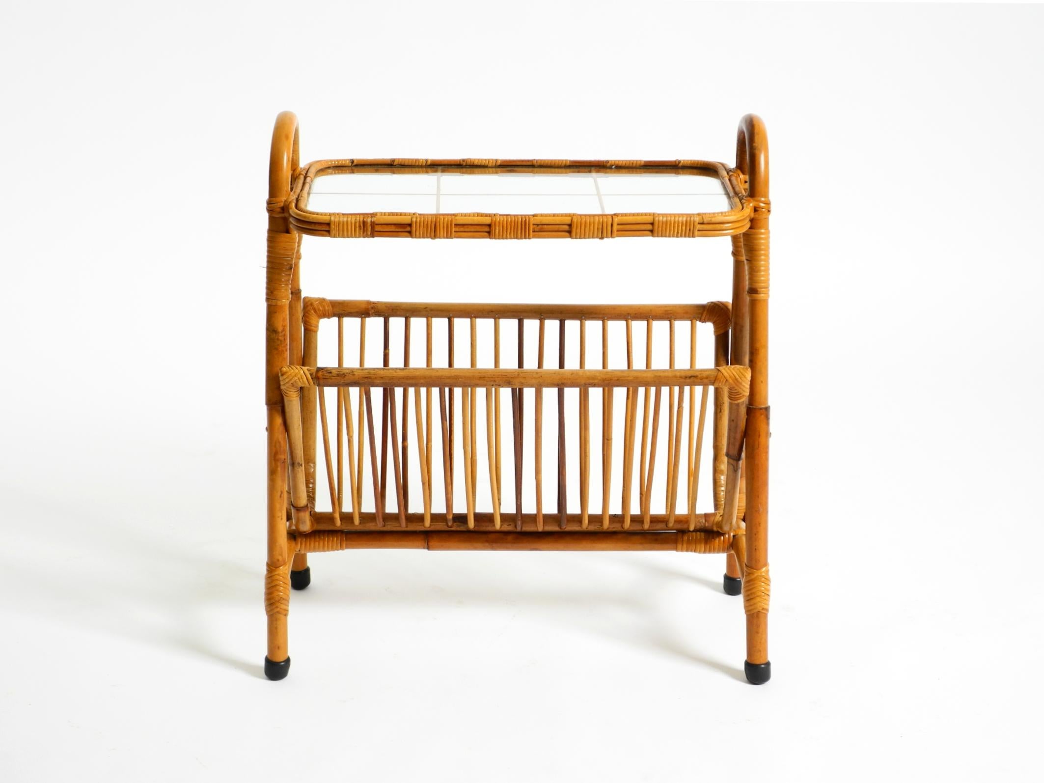 Mid-Century moderno Beautiful Italian 1660s small bamboo side table with glass top and magazine rack in vendita