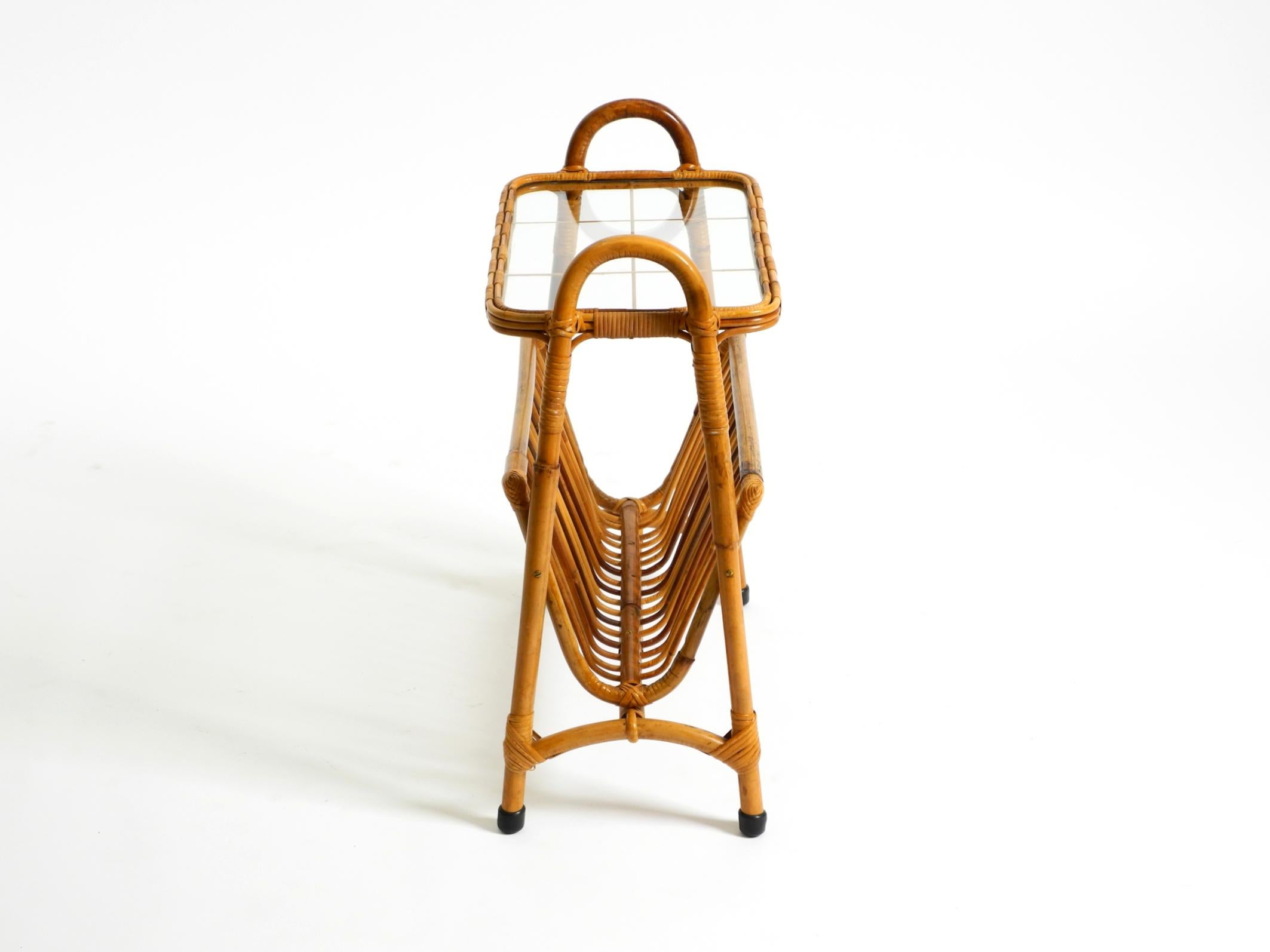 Beautiful Italian 1660s small bamboo side table with glass top and magazine rack In condizioni buone in vendita a München, DE