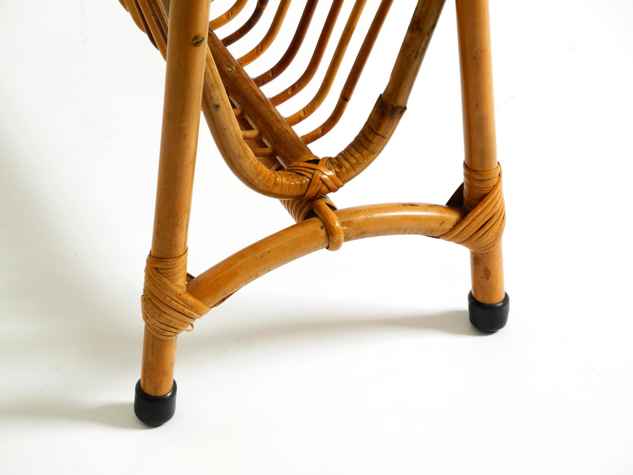Beautiful Italian 1660s small bamboo side table with glass top and magazine rack in vendita 1