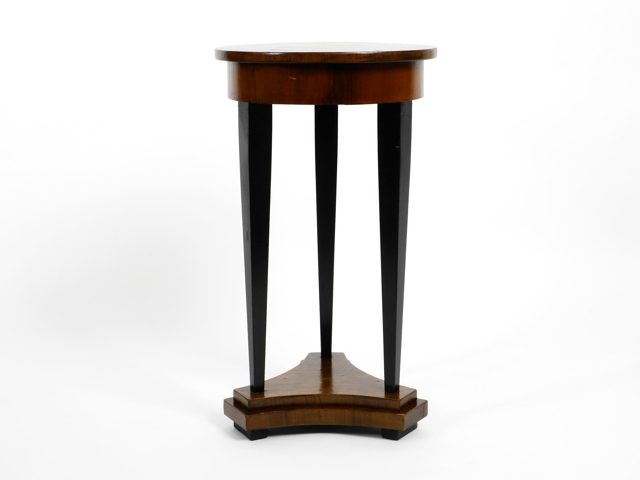 Beautiful, very high quality Italian 1930s Art Deco side or flower table.
Made from solid wood and walnut veneer. Legs painted in black.
A round black Fine inlay is inserted on the table top.
Very clean, odorless and without any damages.