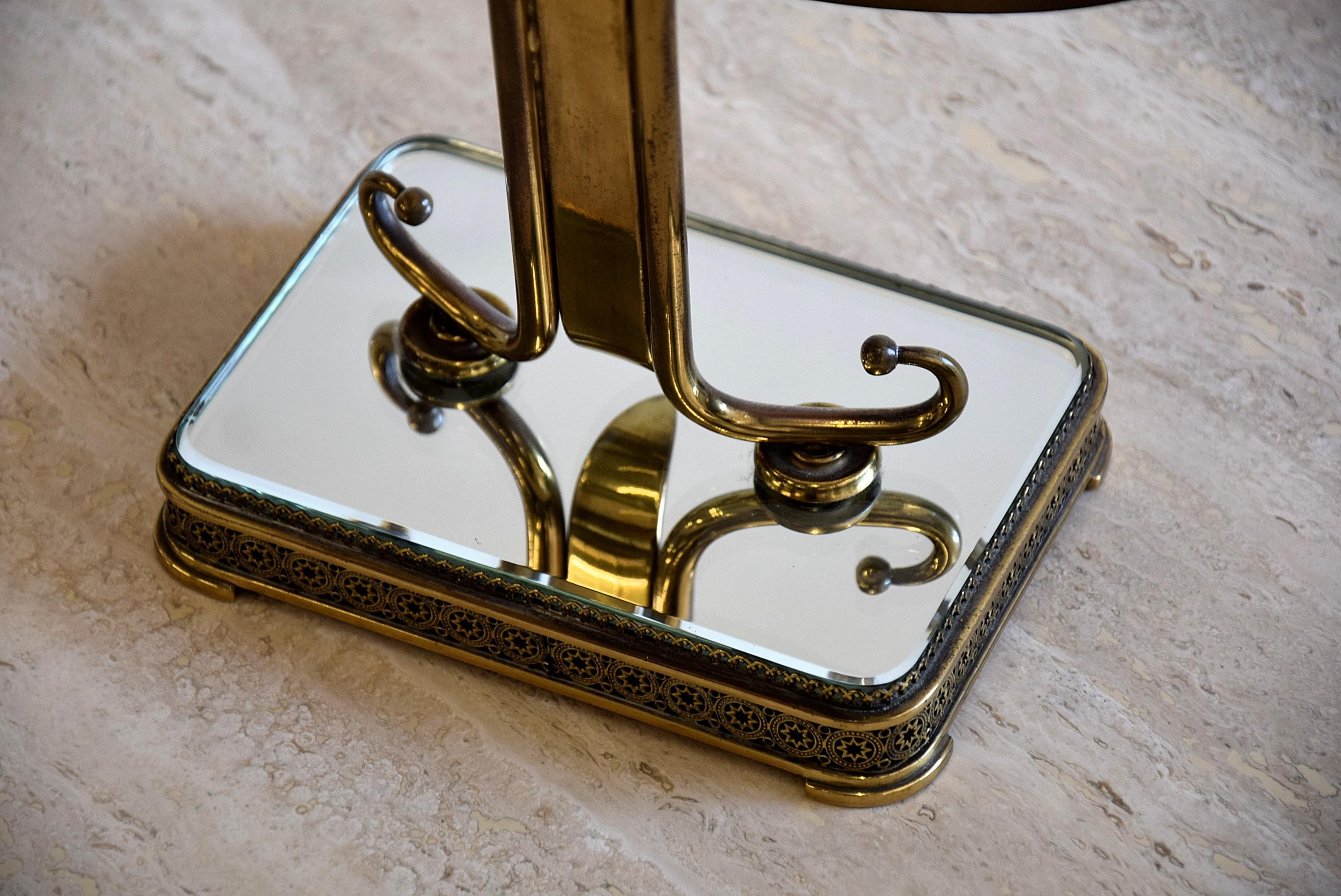 Absolute gorgeous Italian brass vanity mirror from the 1940s with beautiful details.

The mirror will be shipped insured in a custom made wooden crate. Cost of insured transport to the US crate included is euro 195.
