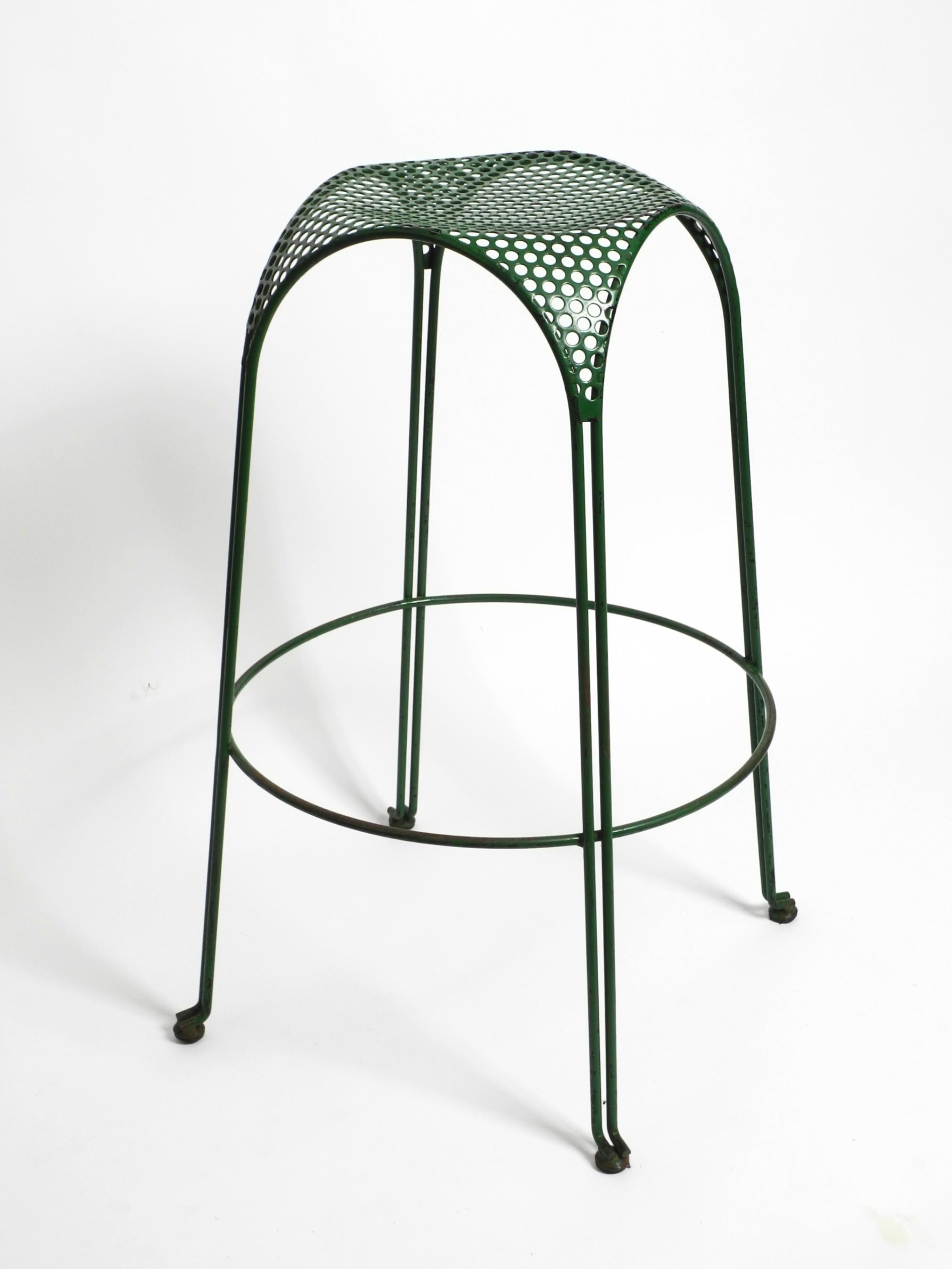 Italian 1960s bar stool made of green painted metal with perforated metal seat In Good Condition For Sale In München, DE
