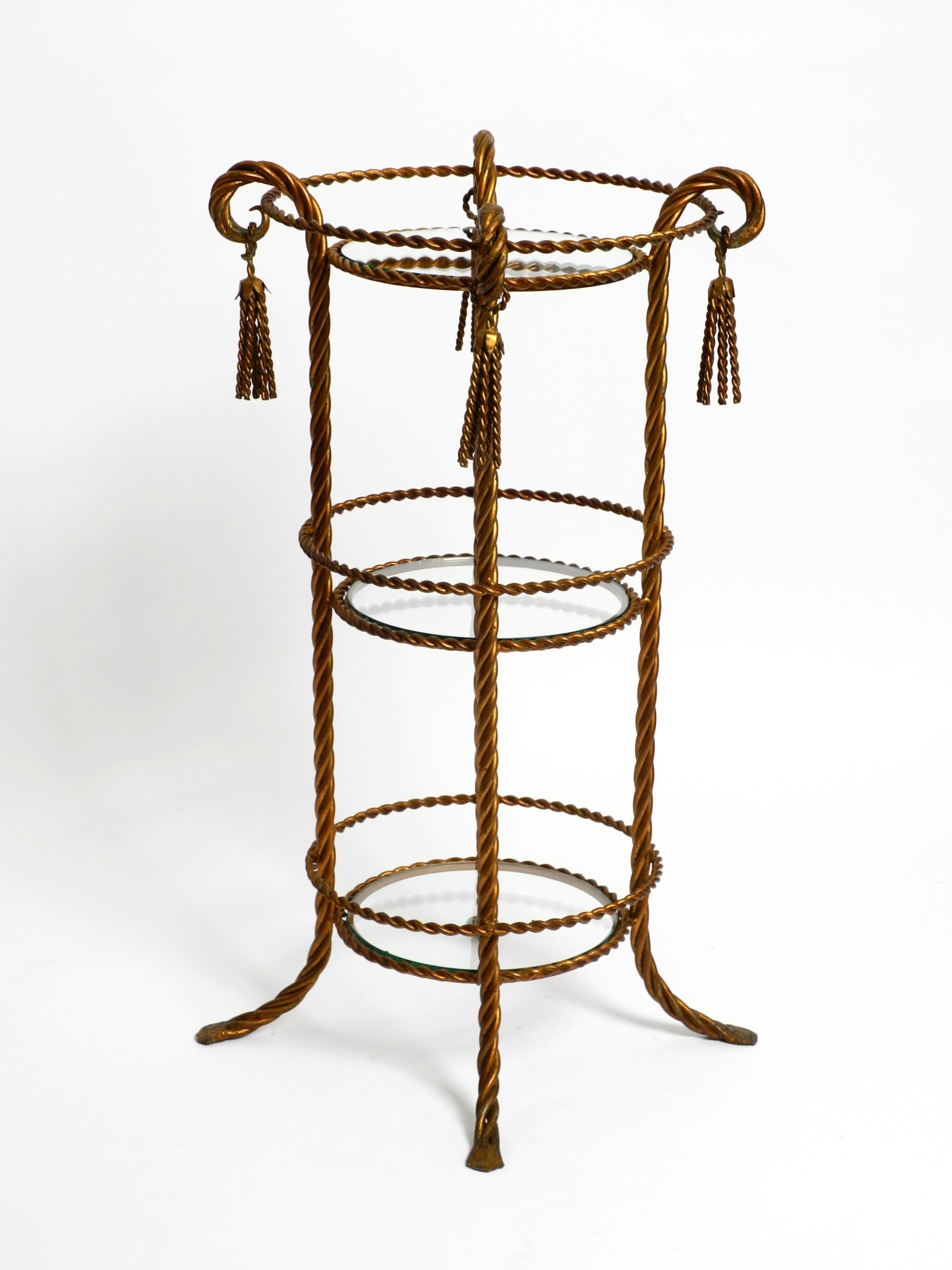 Schöner italienischer 60er Jahre Regency Beistelltisch aus vergoldetem Metall von Li Puma Firenze (Moderne der Mitte des Jahrhunderts) im Angebot