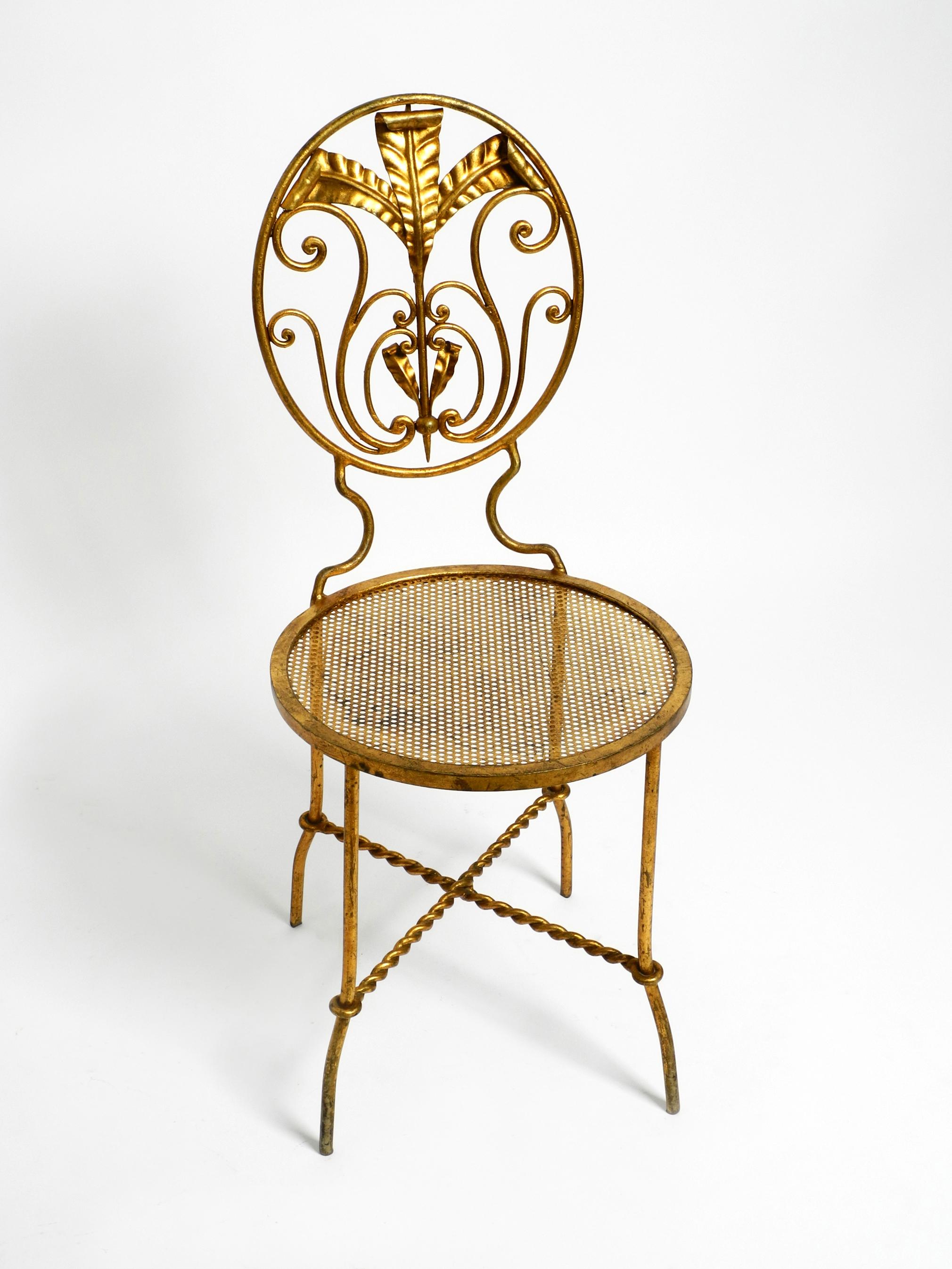 Beautiful 1970s Regency Design gold plated wrought and turned iron decorative florentine chair.
Great elaborate design with dreamlike patina. Made in Italy.
Very well preserved with no damages and not wobbly. All parts tight.
100% original