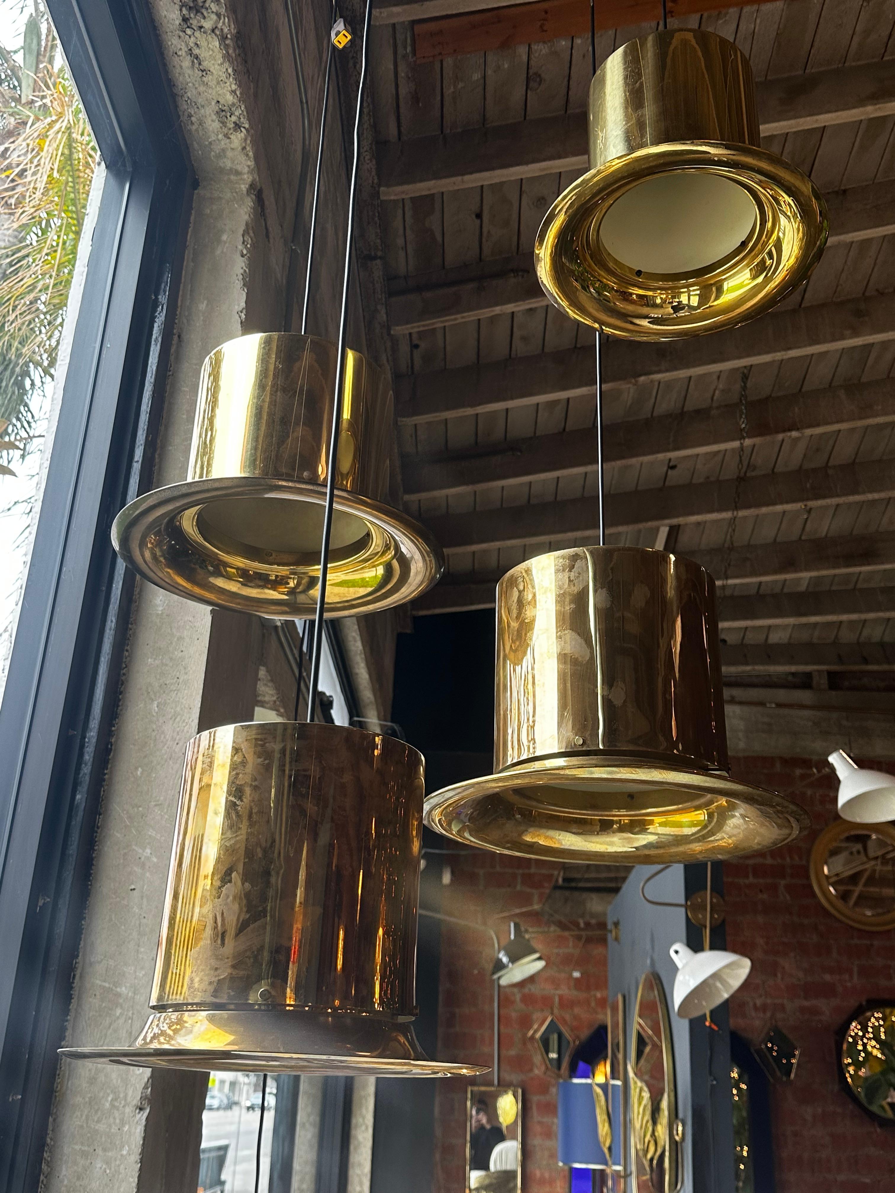 Metà XX secolo Bellissimo ciondolo a forma di cappello in ottone italiano, 1950 in vendita
