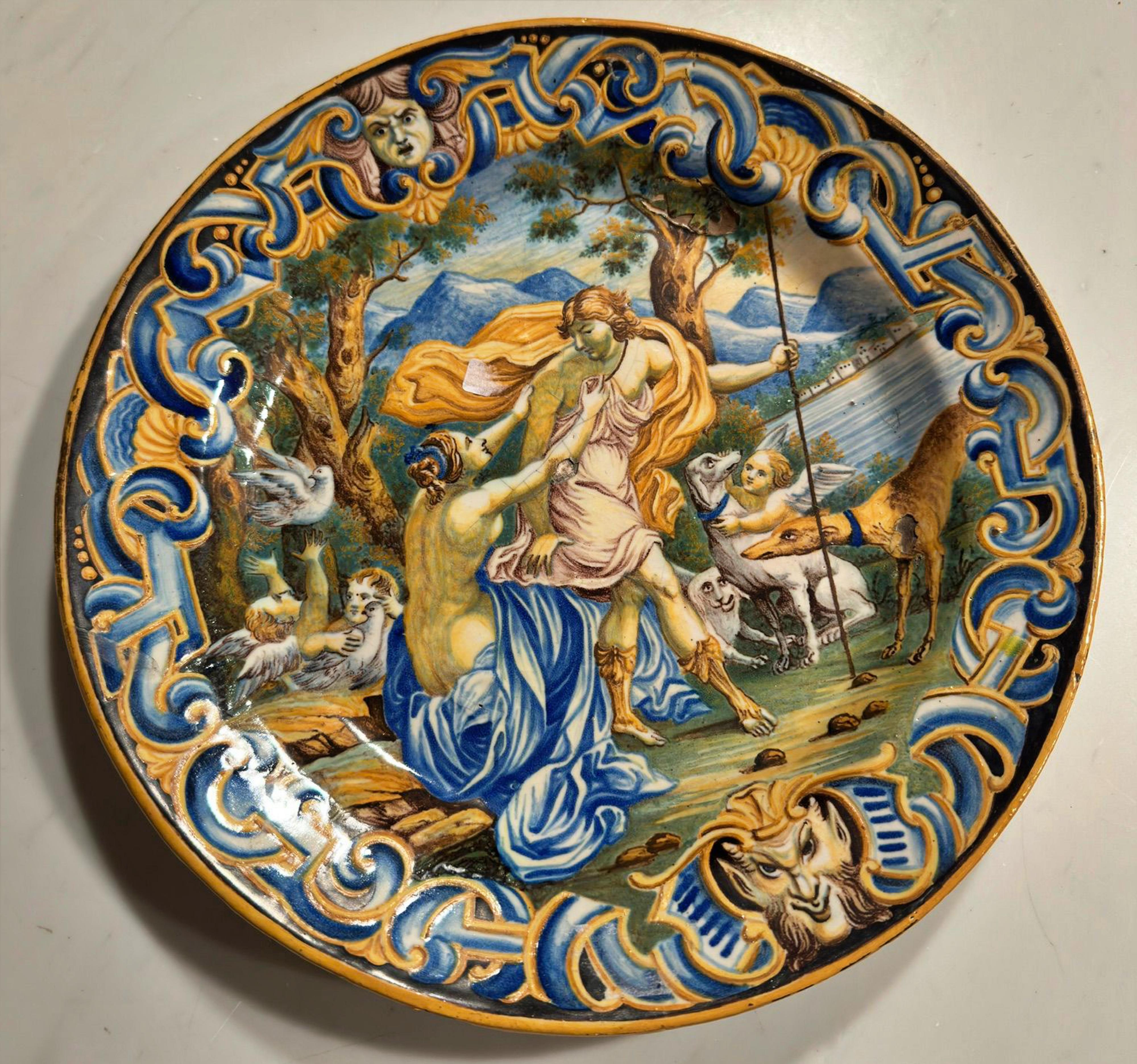 Bellissimo piatto in ceramica italiana del XIX secolo
Piatto con grande decorazione a fuoco al centro di una scena mitologica e sul lato un fregio di intrecci, maschere, grottesche e conchiglie.
Diametro 33 cm
buone condizioni