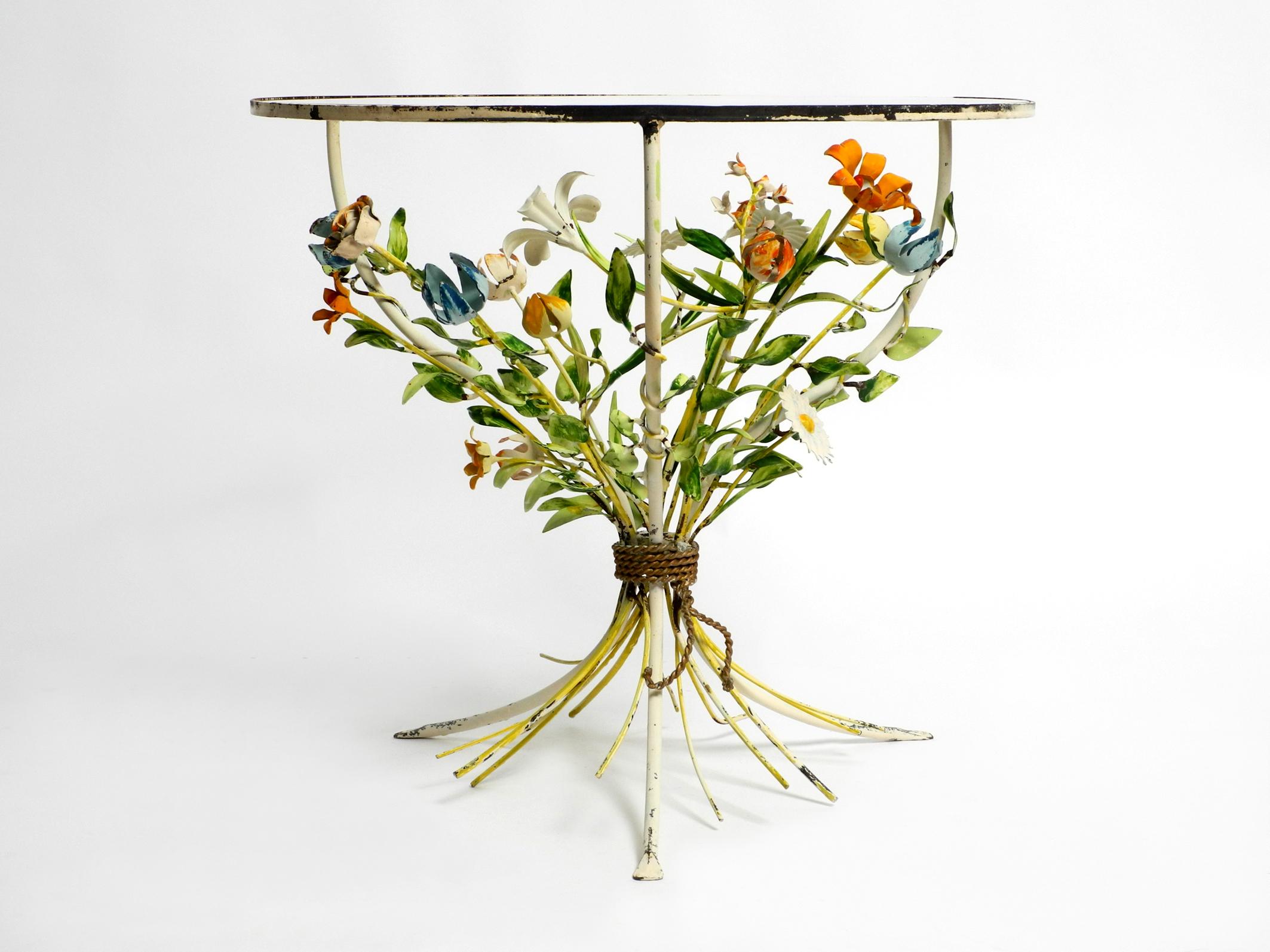 Beautiful Italian Floral Mid Century Metal Side Table with a Round Glass Plate In Good Condition In München, DE
