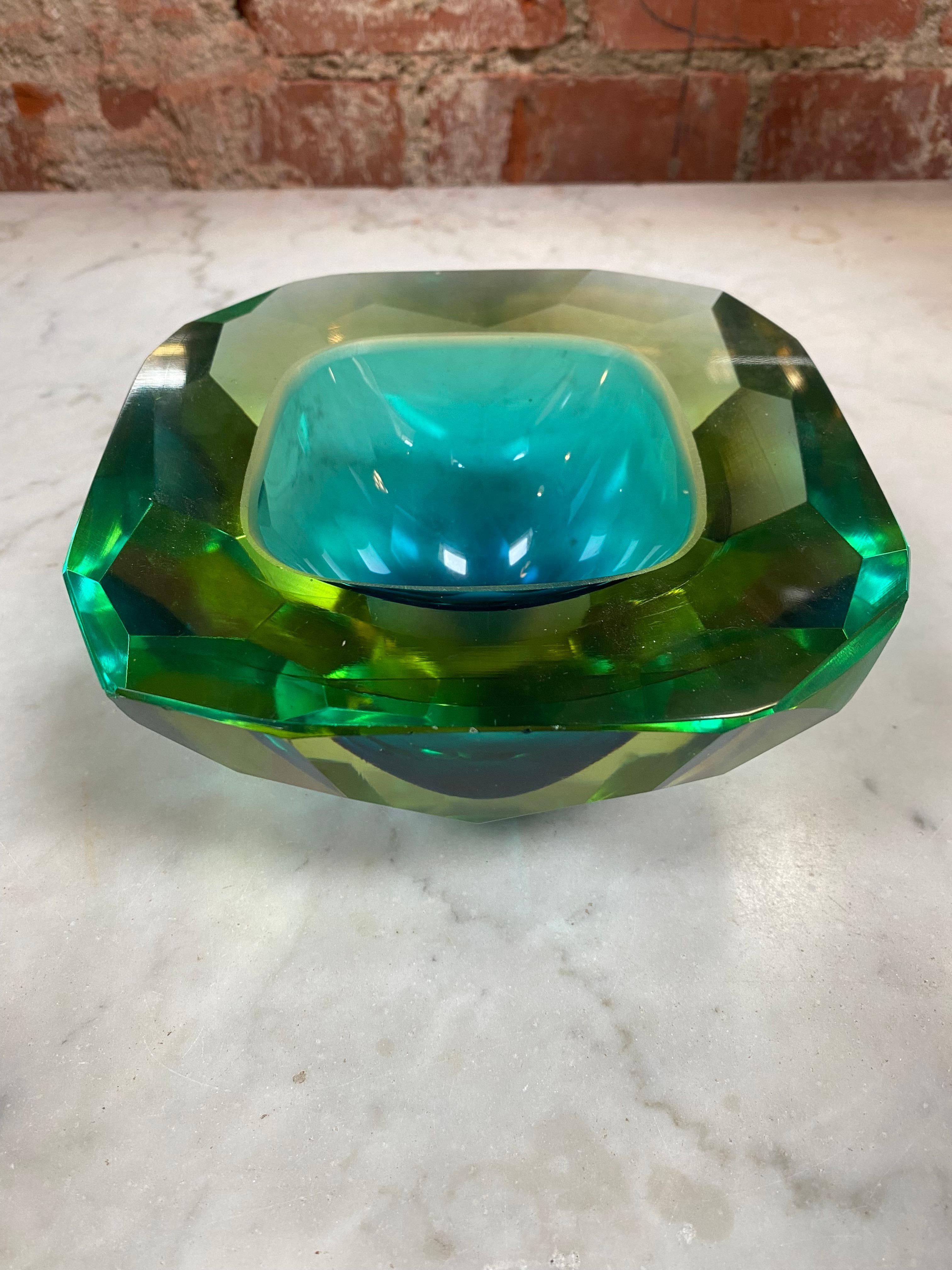 Schöne italienische dekorative Kristallschale in schwerer Qualität und einer auffälligen, giftgrünen Farbe. Dramatisches Design mit einem Lichtspiel im dicken Glas.
 