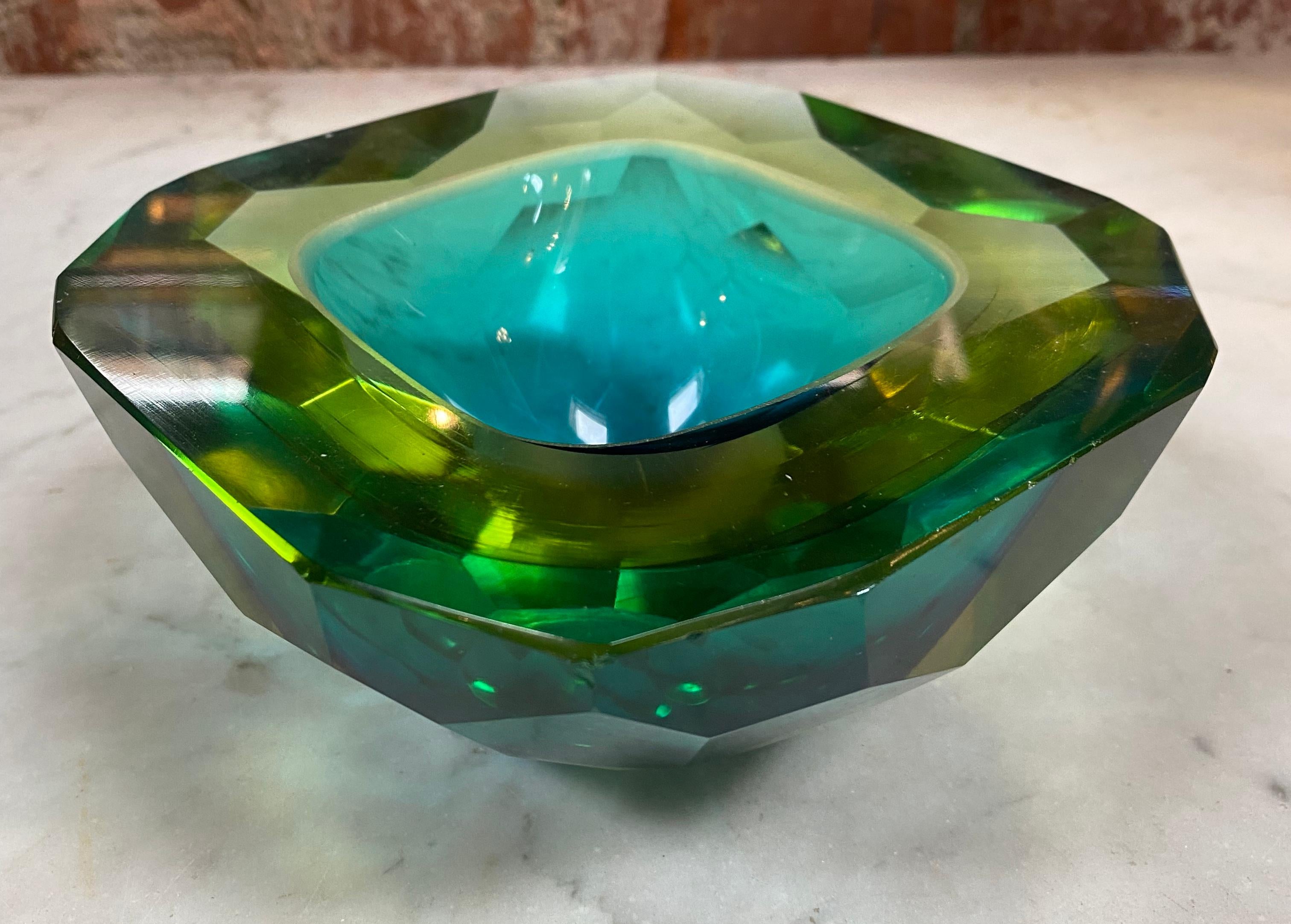 Beautiful Italian Green Crystal Decorative Bowl 1950 In Good Condition For Sale In Los Angeles, CA