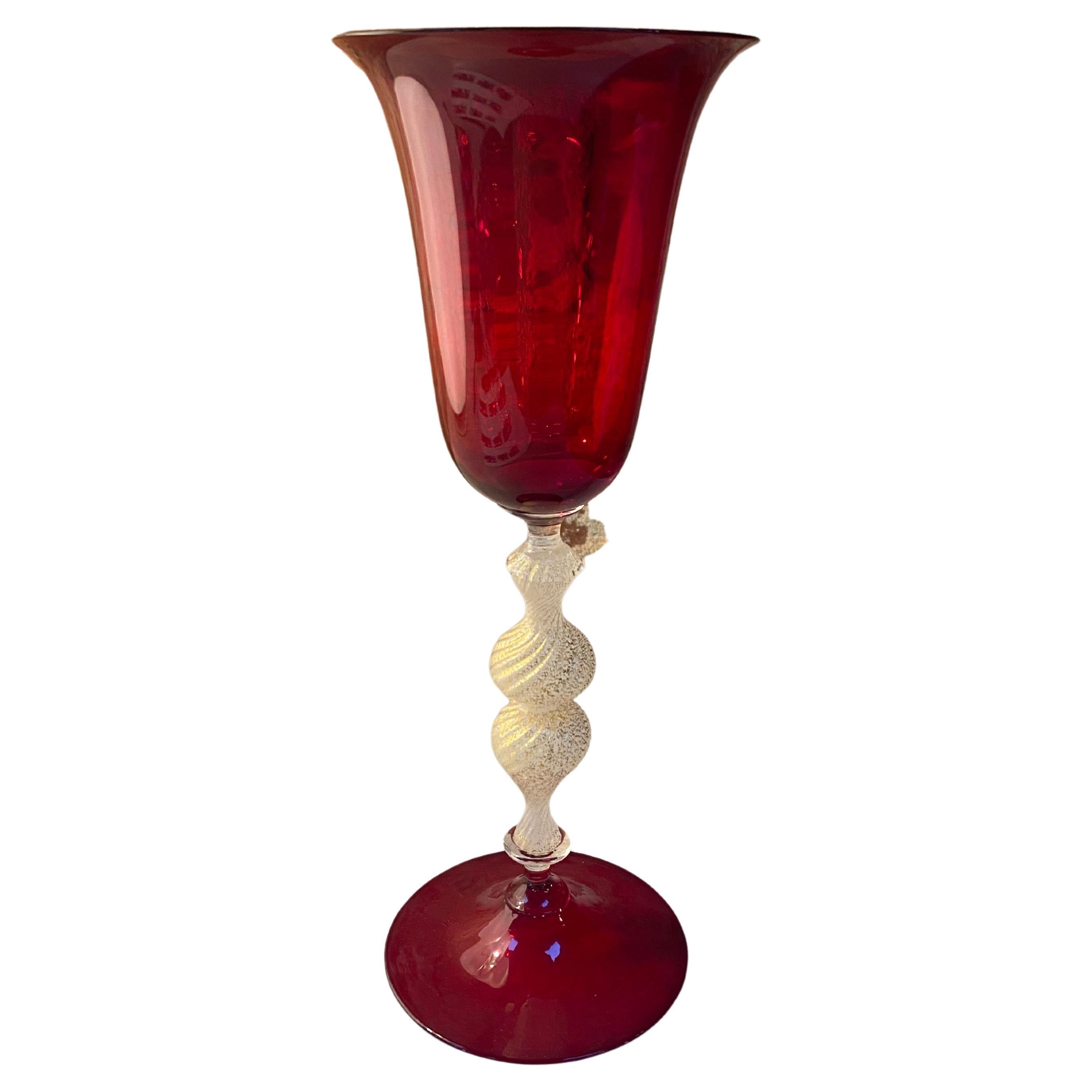 Magnifique calice italienne fabriquée à la main en verre de Murano soufflé rouge 1970