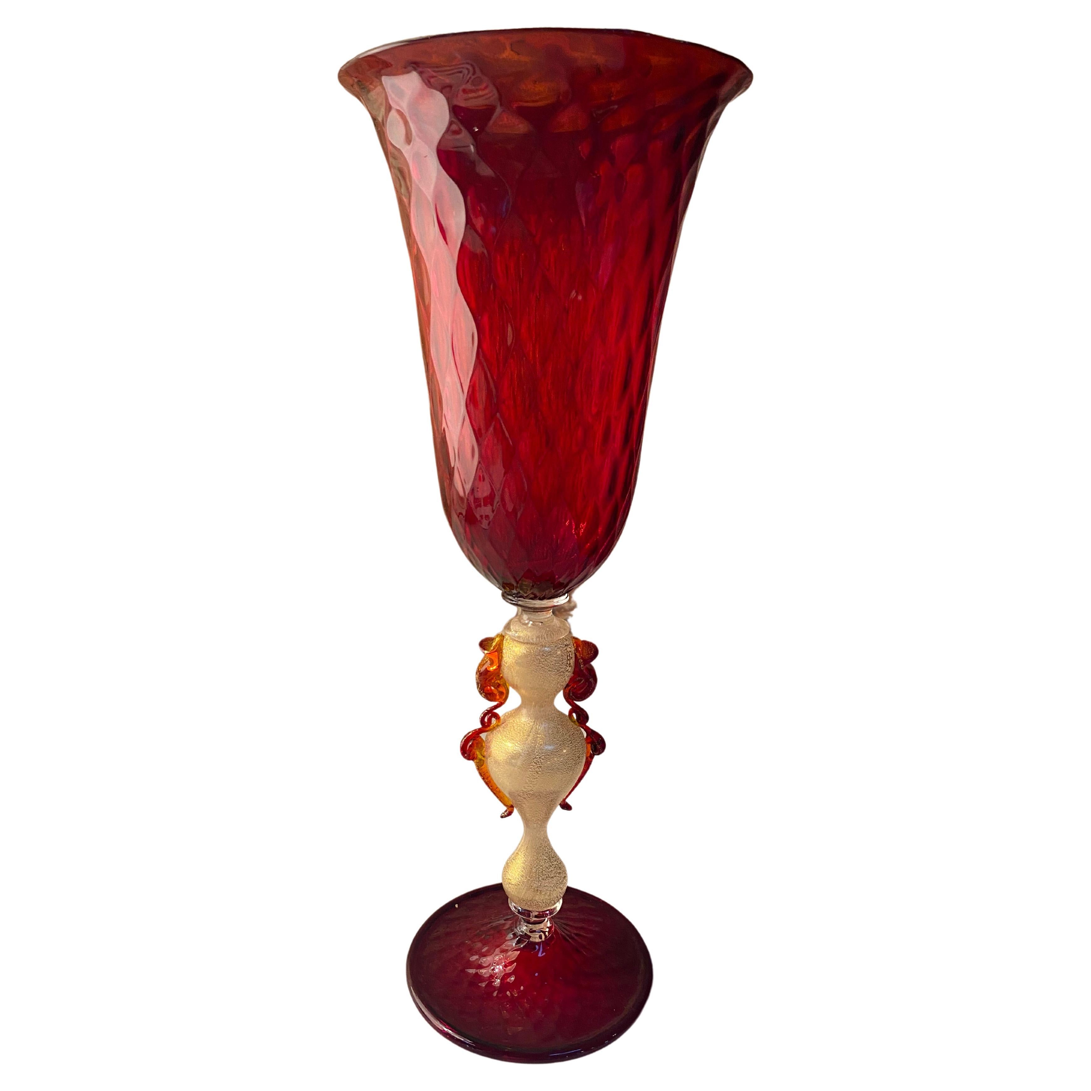 Magnifique calice italienne fabriquée à la main en verre de Murano soufflé rouge, 1970