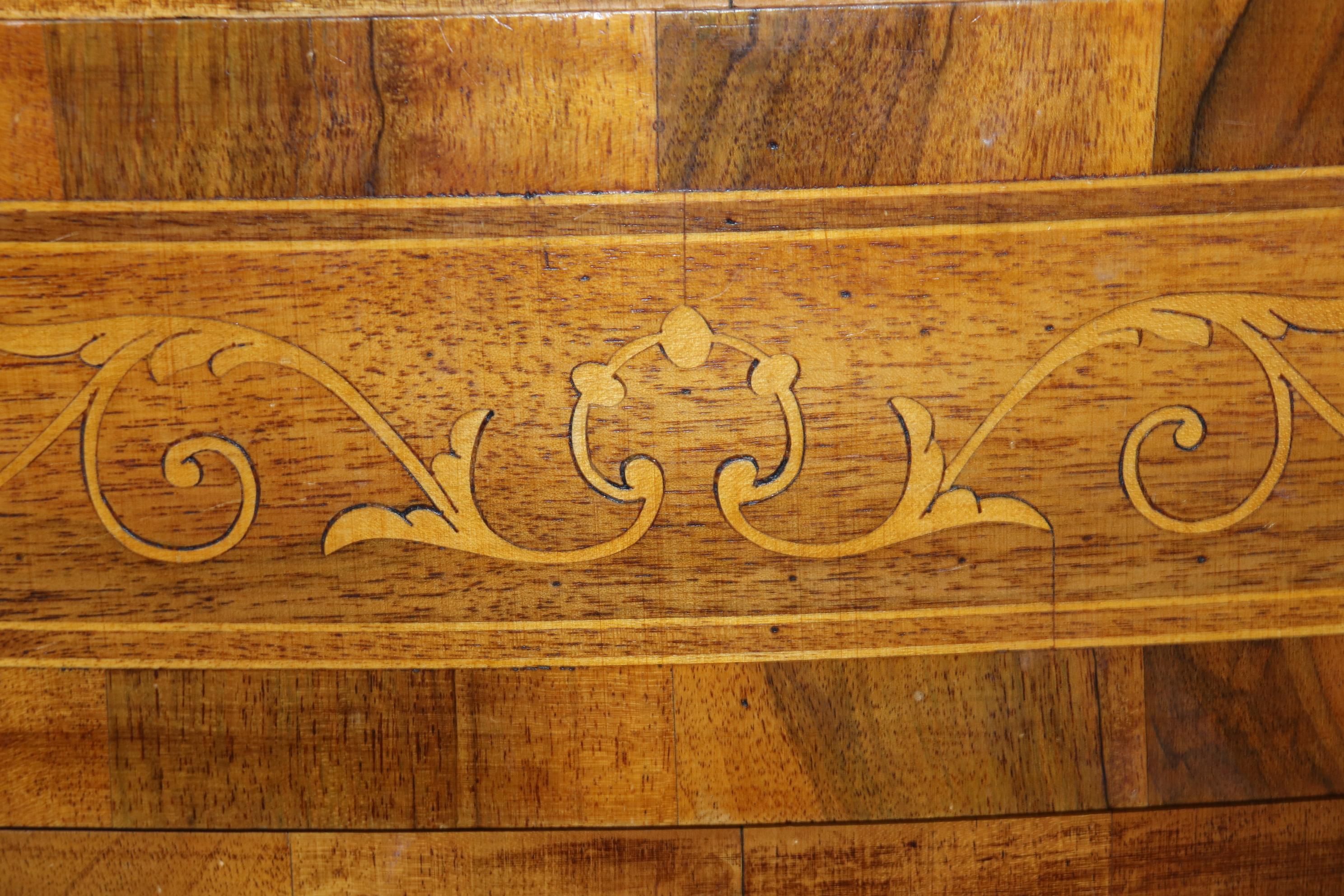 Hermosa cómoda provincial italiana de madera de olivo con incrustaciones 3
