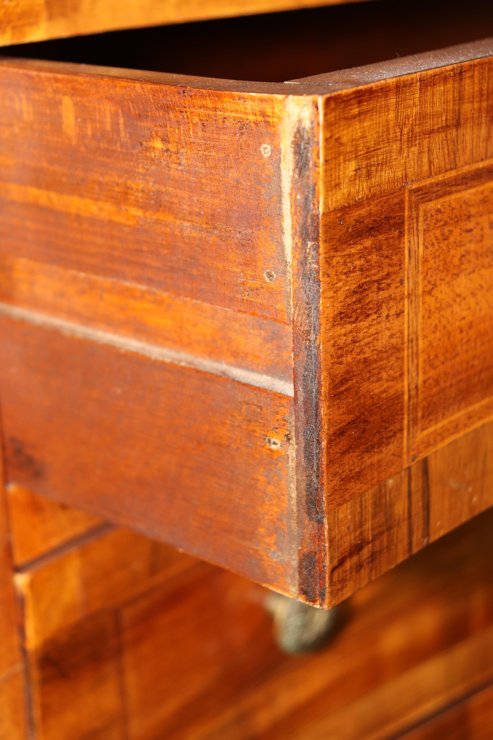 Hermosa cómoda provincial italiana de madera de olivo con incrustaciones 4