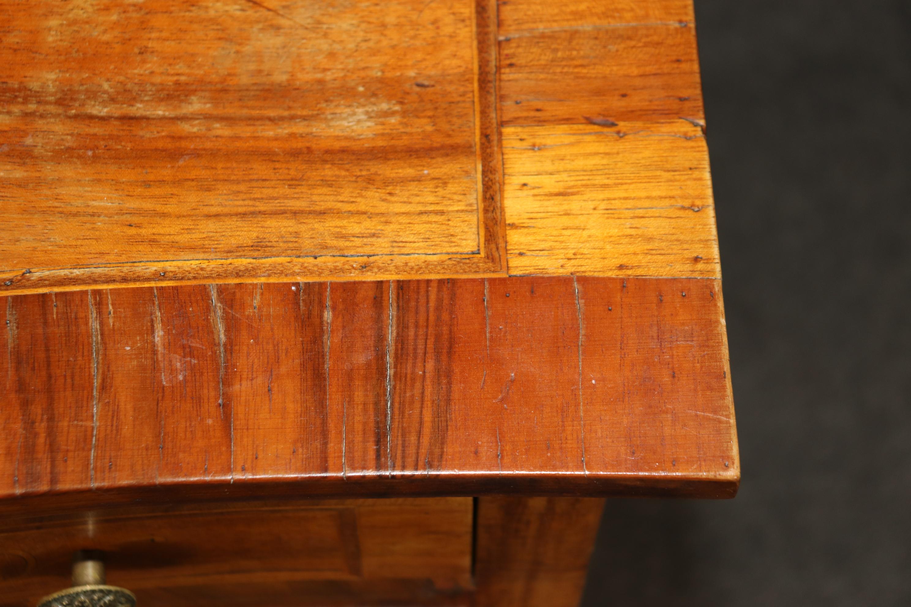 Hermosa cómoda provincial italiana de madera de olivo con incrustaciones 5