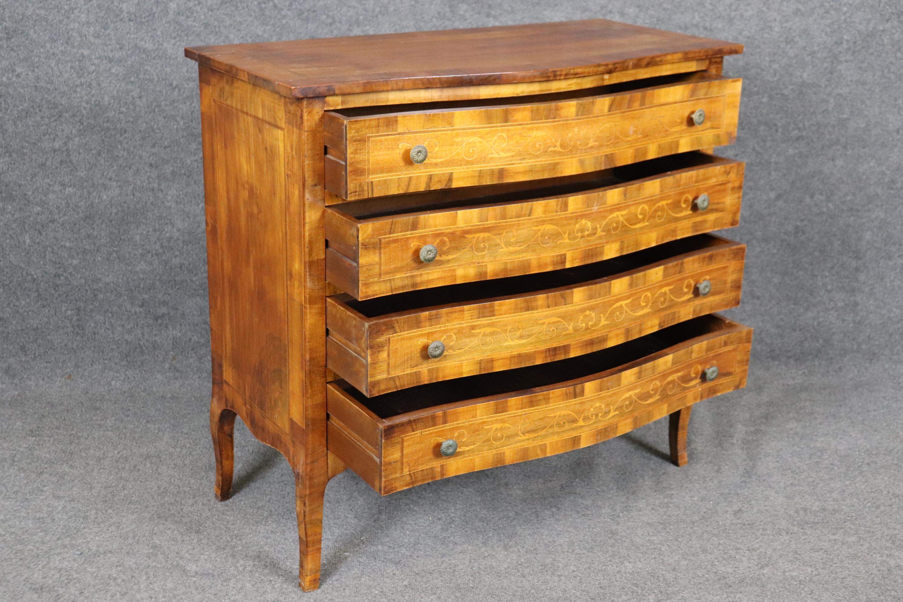 Se trata de una versión deliciosamente sencilla del estilo francés Luis XV, fabricada en Italia en la década de 1940. La pieza tiene incrustaciones intrincadas de madera de satén con un estuche de madera de olivo. La pieza está en buen estado y