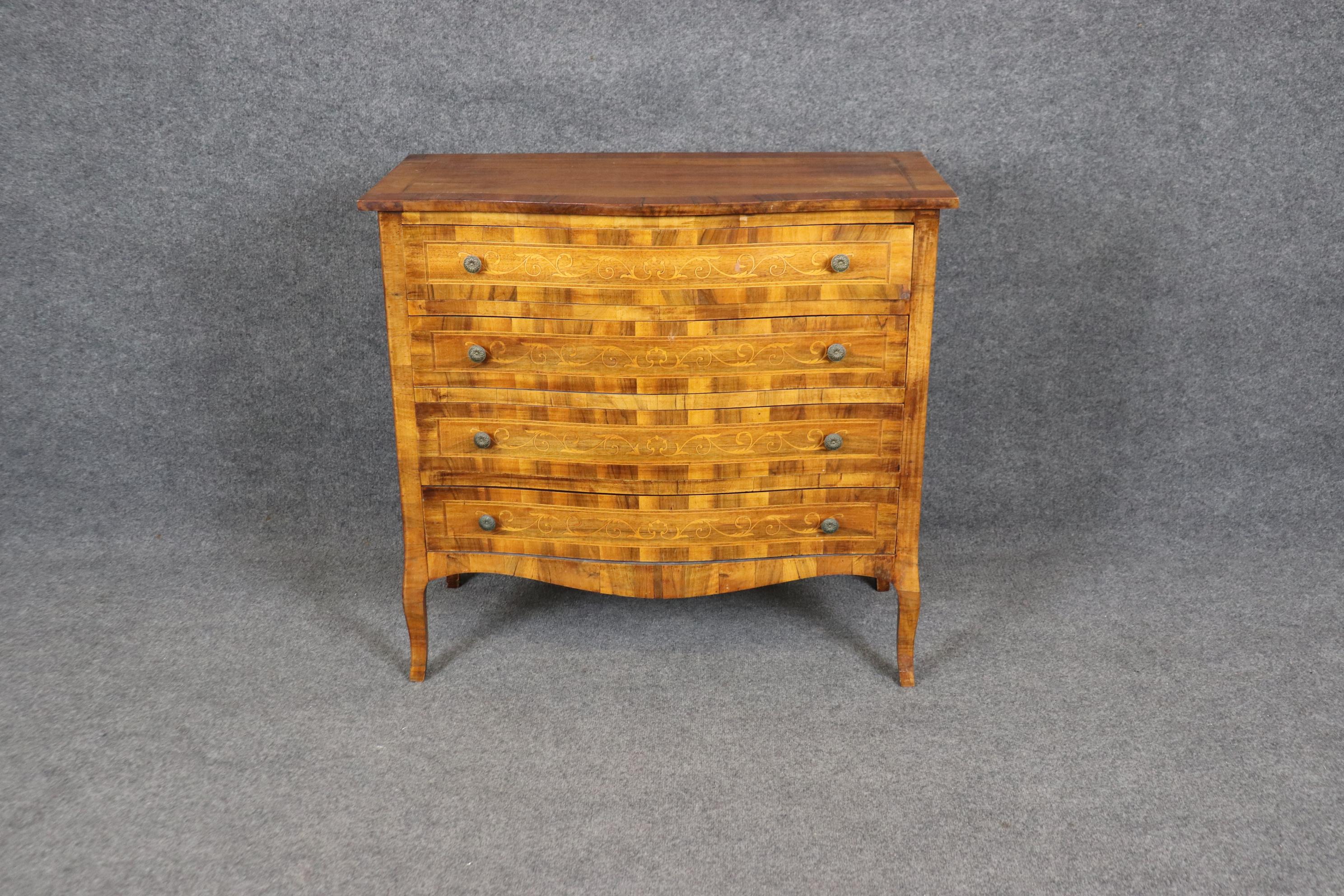 Hermosa cómoda provincial italiana de madera de olivo con incrustaciones Luis XV