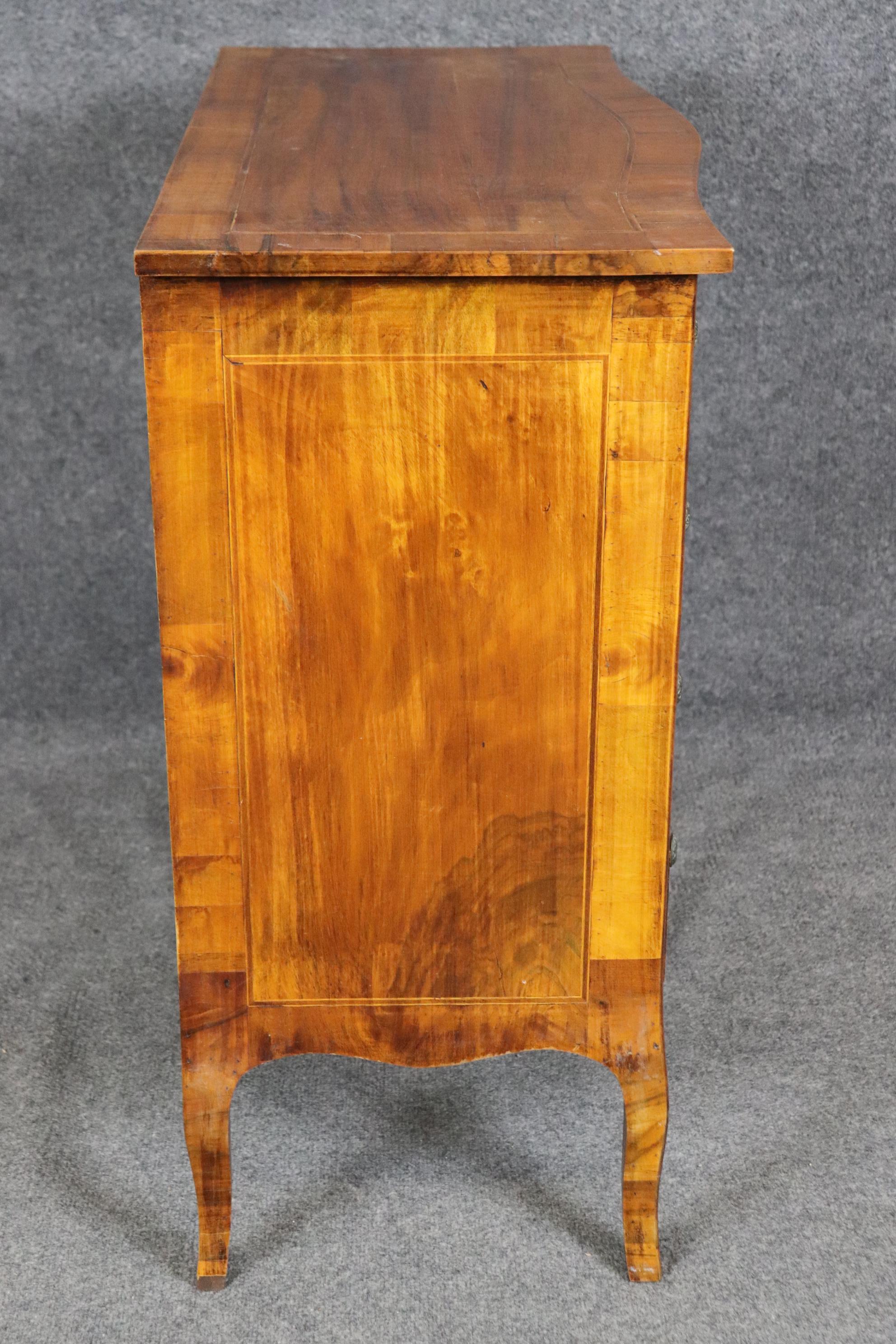 Hermosa cómoda provincial italiana de madera de olivo con incrustaciones en Bueno Estado en Swedesboro, NJ
