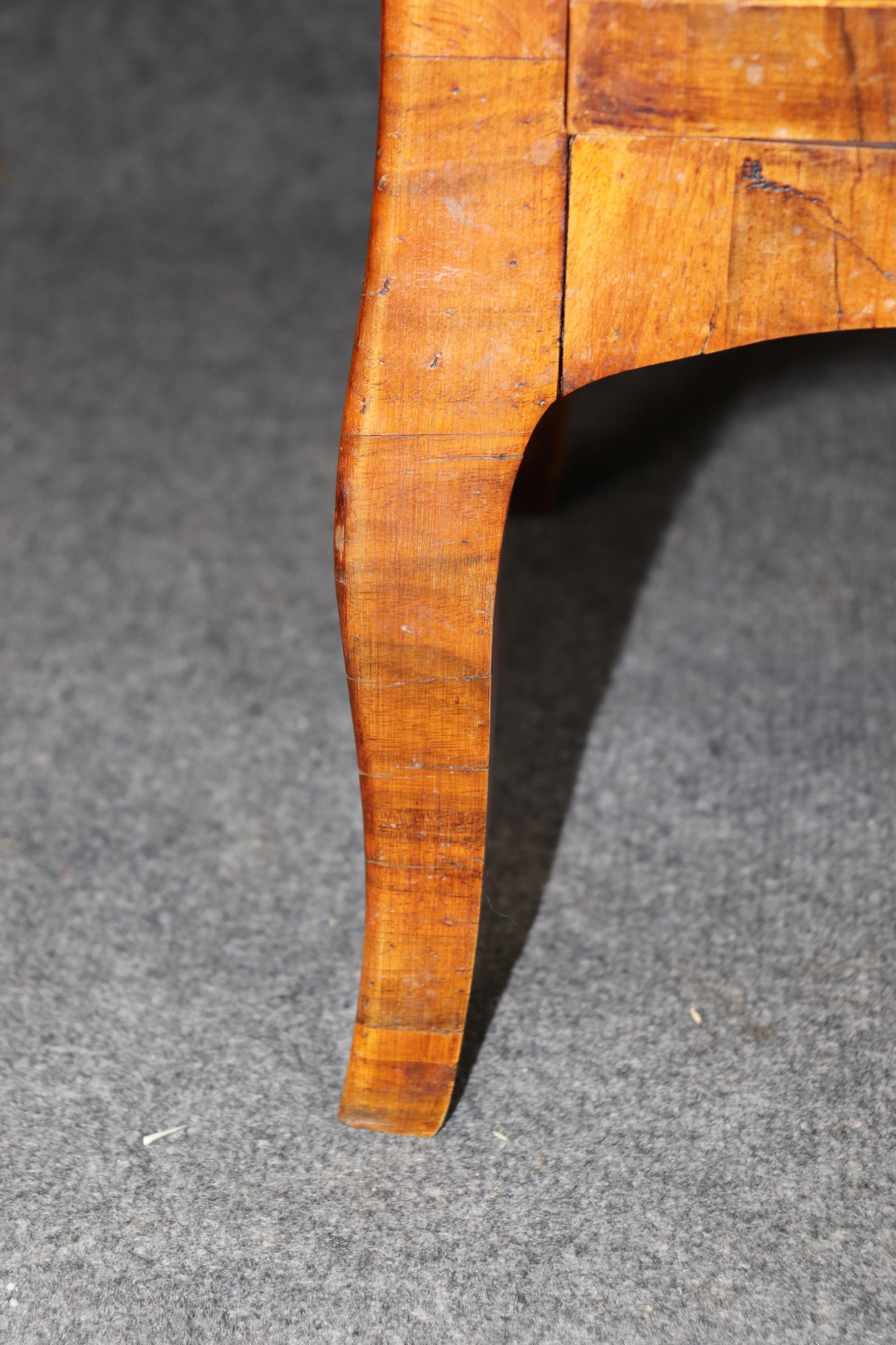 Hermosa cómoda provincial italiana de madera de olivo con incrustaciones Latón