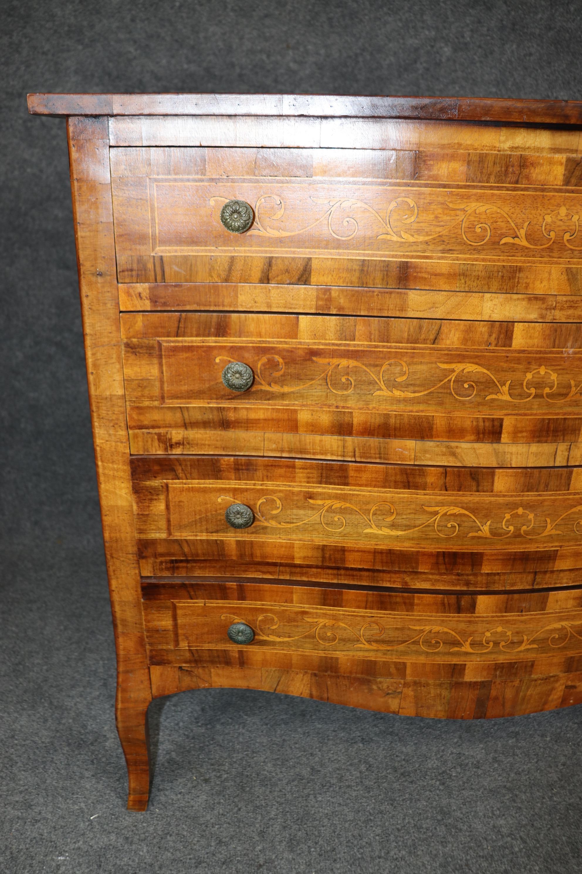 Hermosa cómoda provincial italiana de madera de olivo con incrustaciones 1