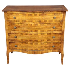 Hermosa cómoda provincial italiana de madera de olivo con incrustaciones