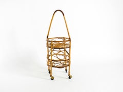 Bellissimo carrello da bar e da servizio italiano in stile Mid-Century, realizzato in bambù e dotato di ruote
