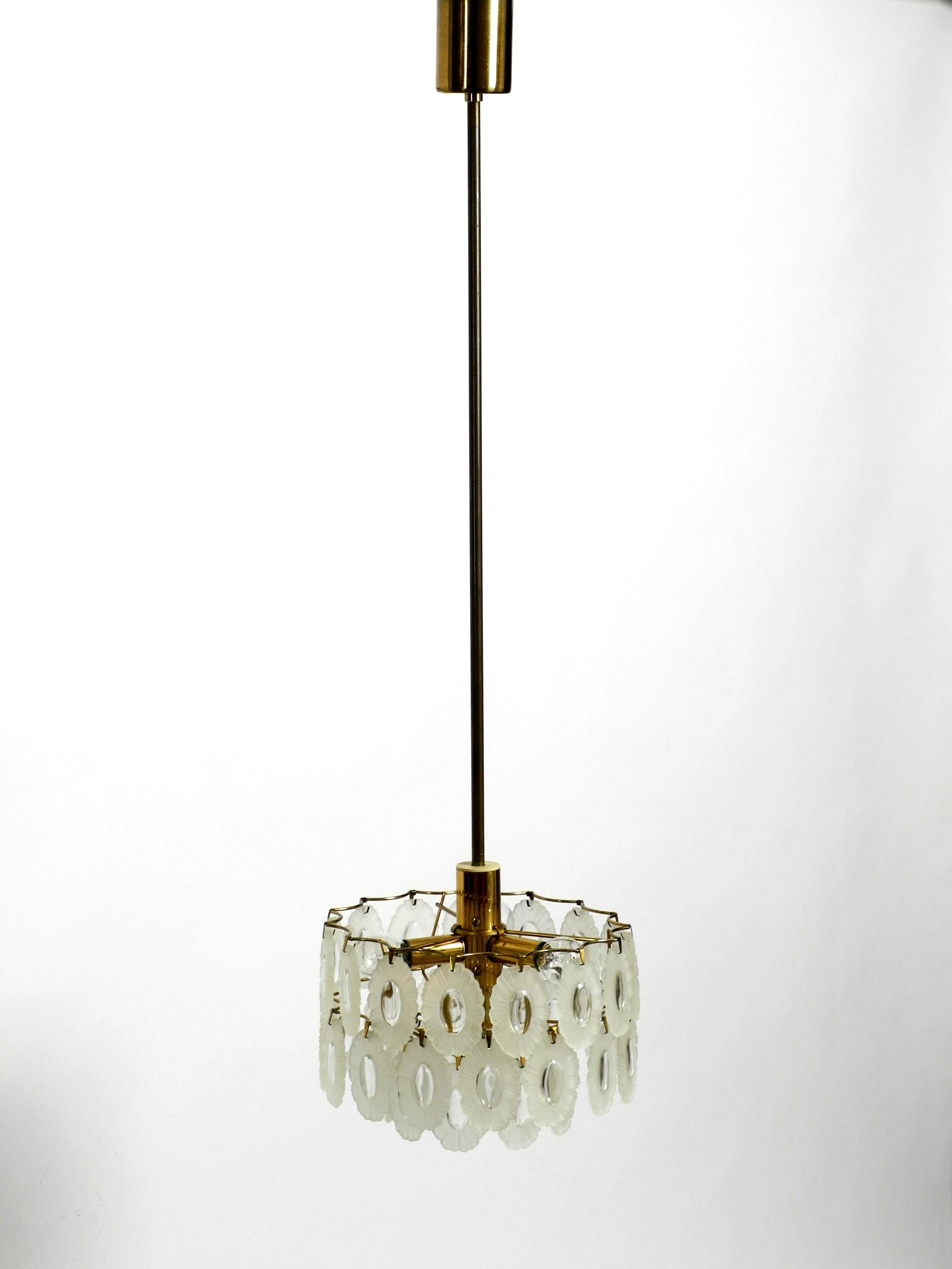 Beautiful Italian midcentury chandelier with oval Murano glass plates. Satin-finished oval lenses that are transparent to the middle. Very elaborately made.
Complete frame with rod and canopy made of polished brass. High quality ceiling lamp for a